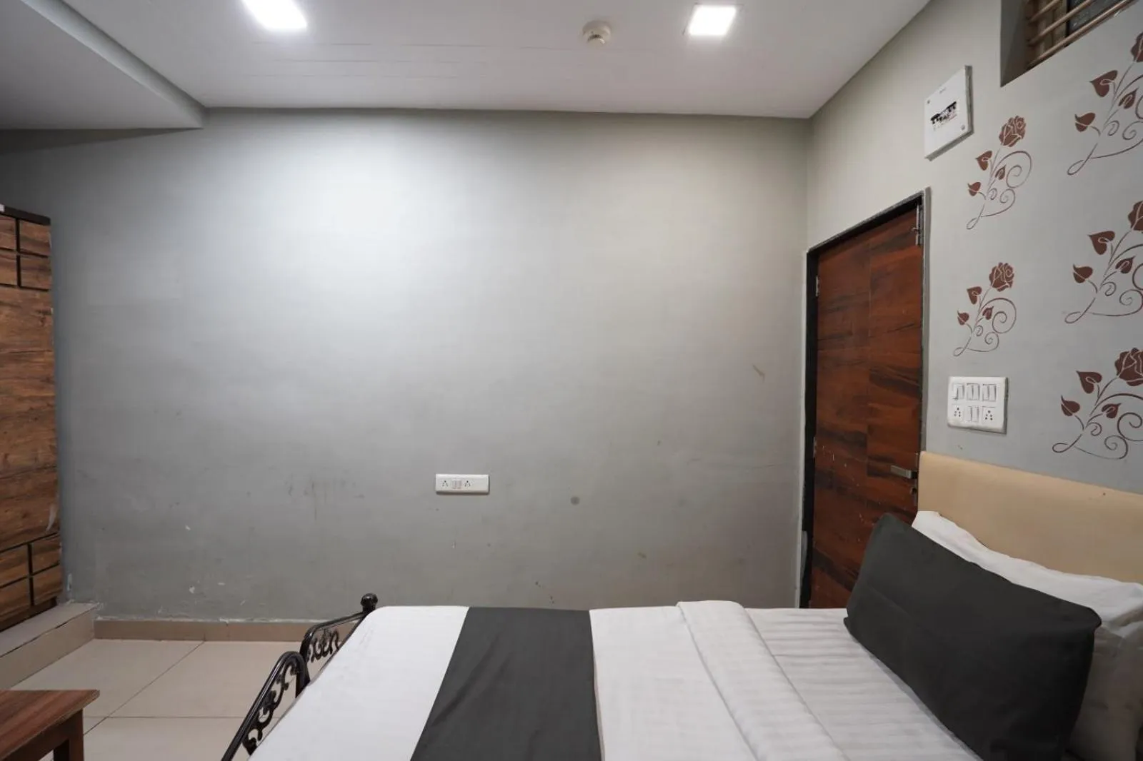 Photo of the whole room, Bed in Hotel Sai Inn, Ahmedabad Airport