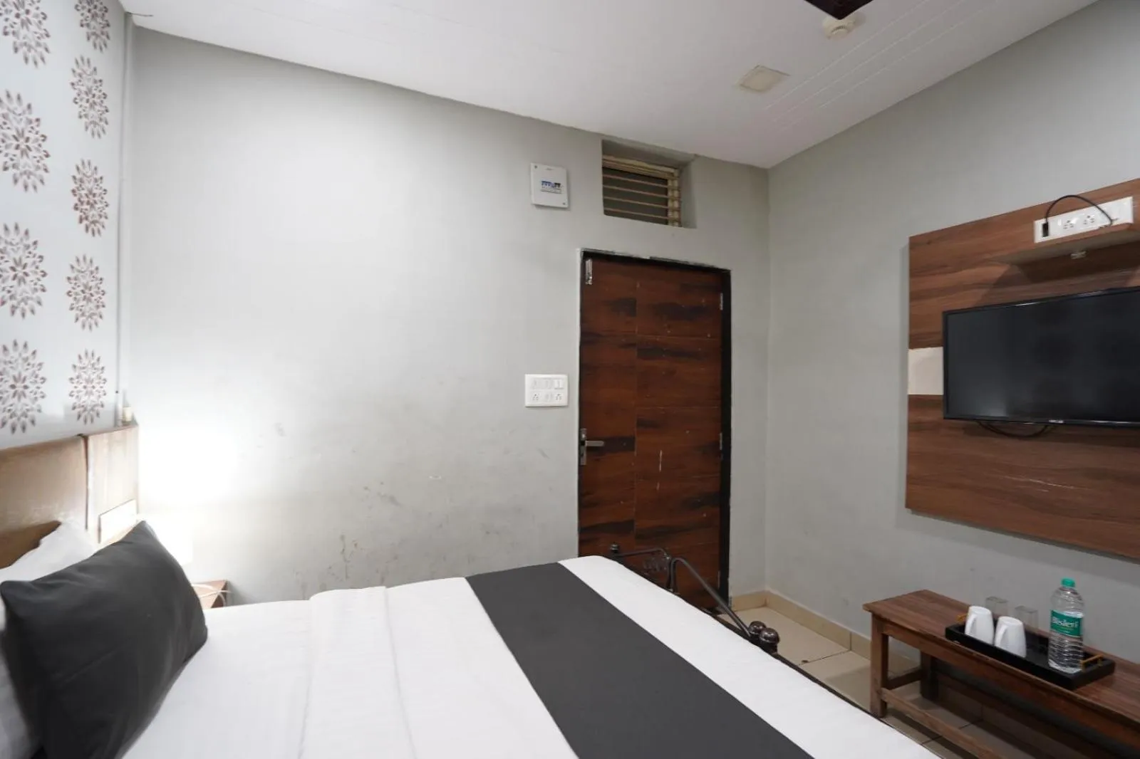 Photo of the whole room, Bed in Hotel Sai Inn, Ahmedabad Airport