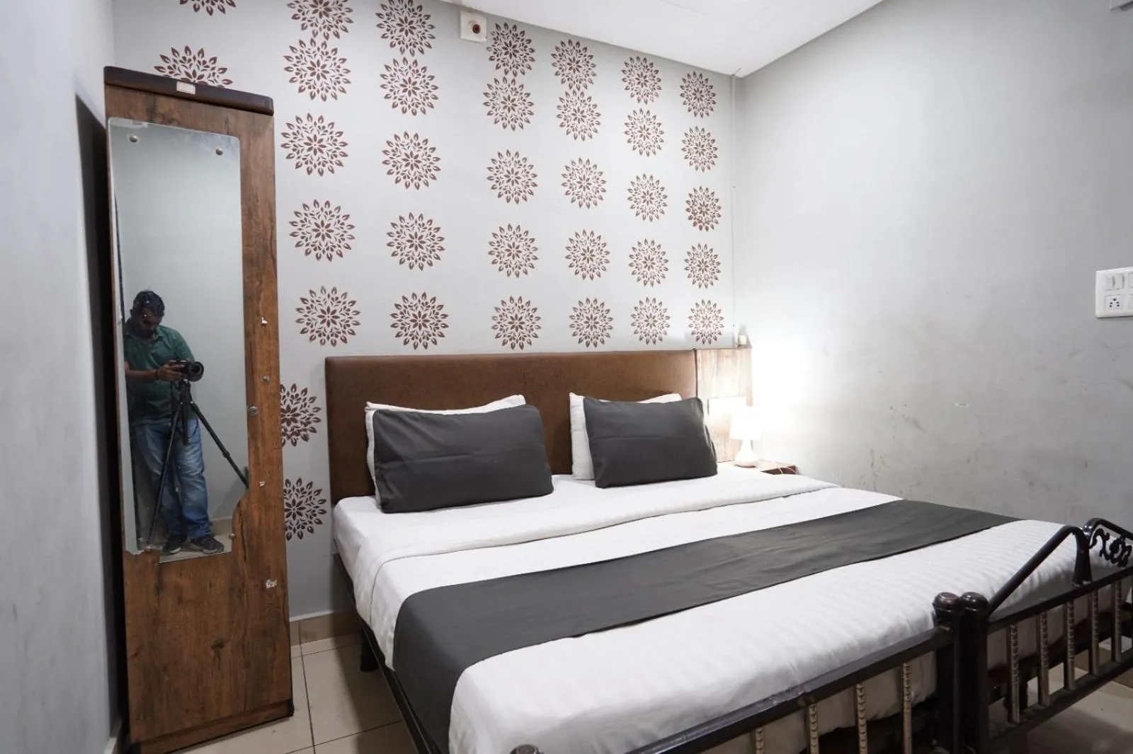 Bedroom, Bed in Hotel Sai Inn, Ahmedabad Airport