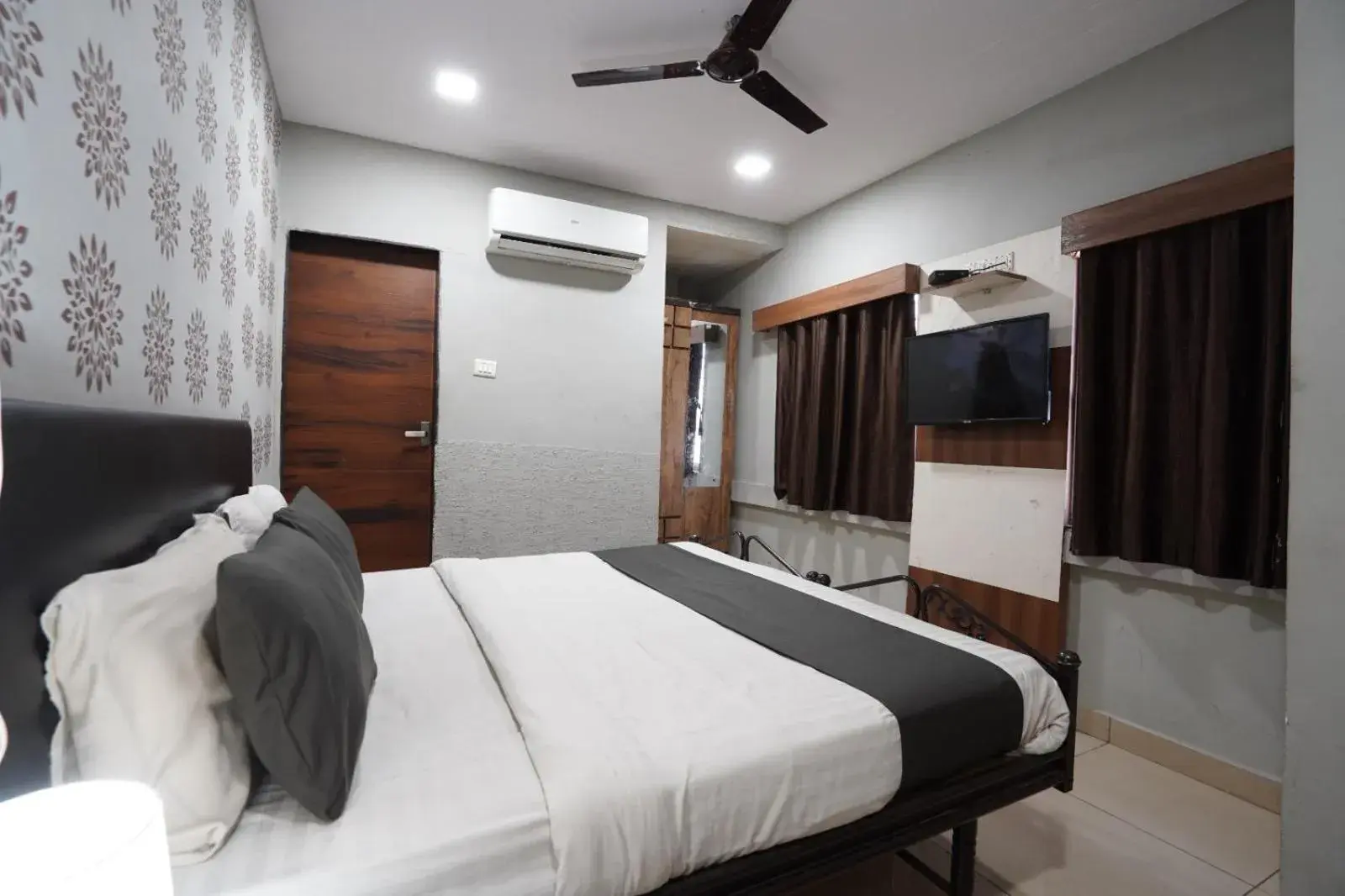 Photo of the whole room in Hotel Sai Inn, Ahmedabad Airport Photo of the whole room in Hotel Sai Inn, Ahmedabad Airport