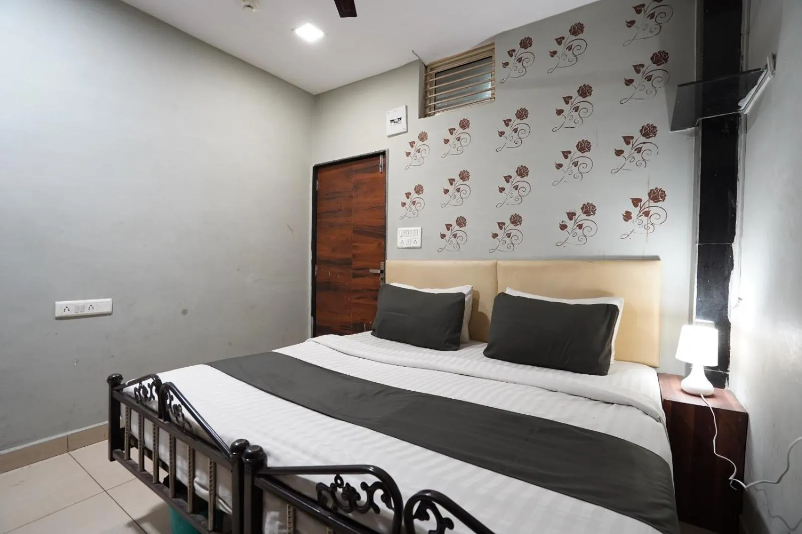 Photo of the whole room, Bed in Hotel Sai Inn, Ahmedabad Airport