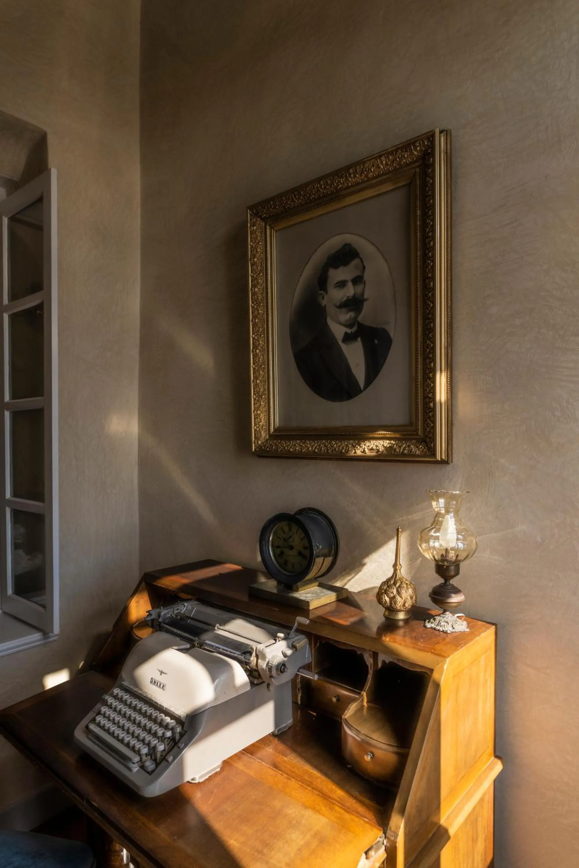 Decorative detail in Oia Mansion