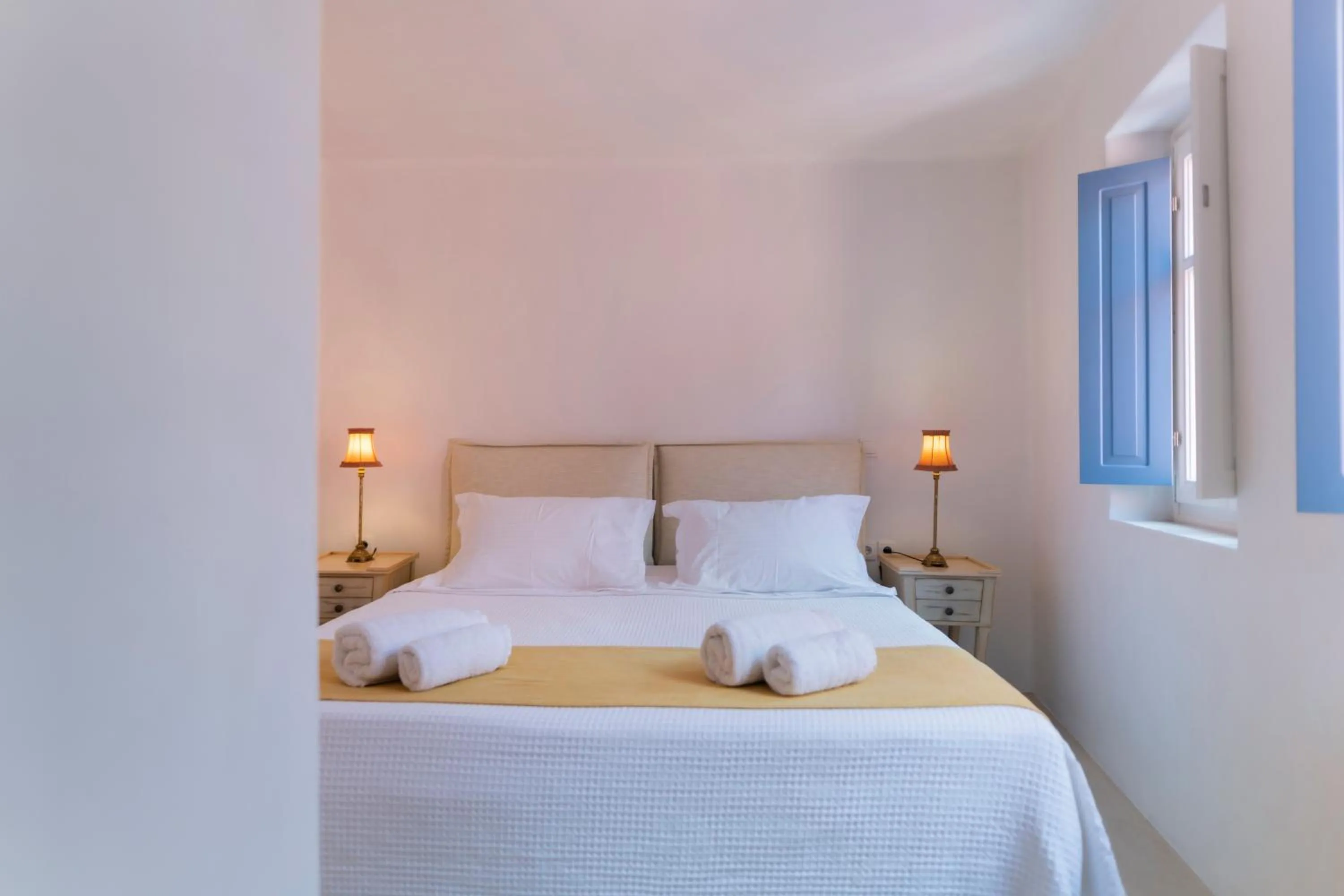 Bedroom, Bed in Oia Mansion