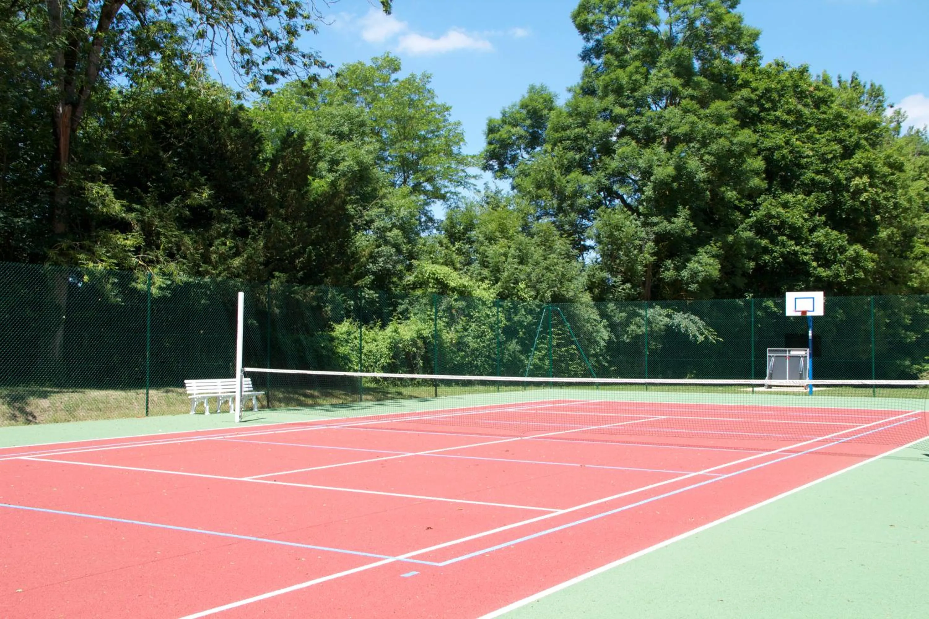 Tennis court in Château de Béguin