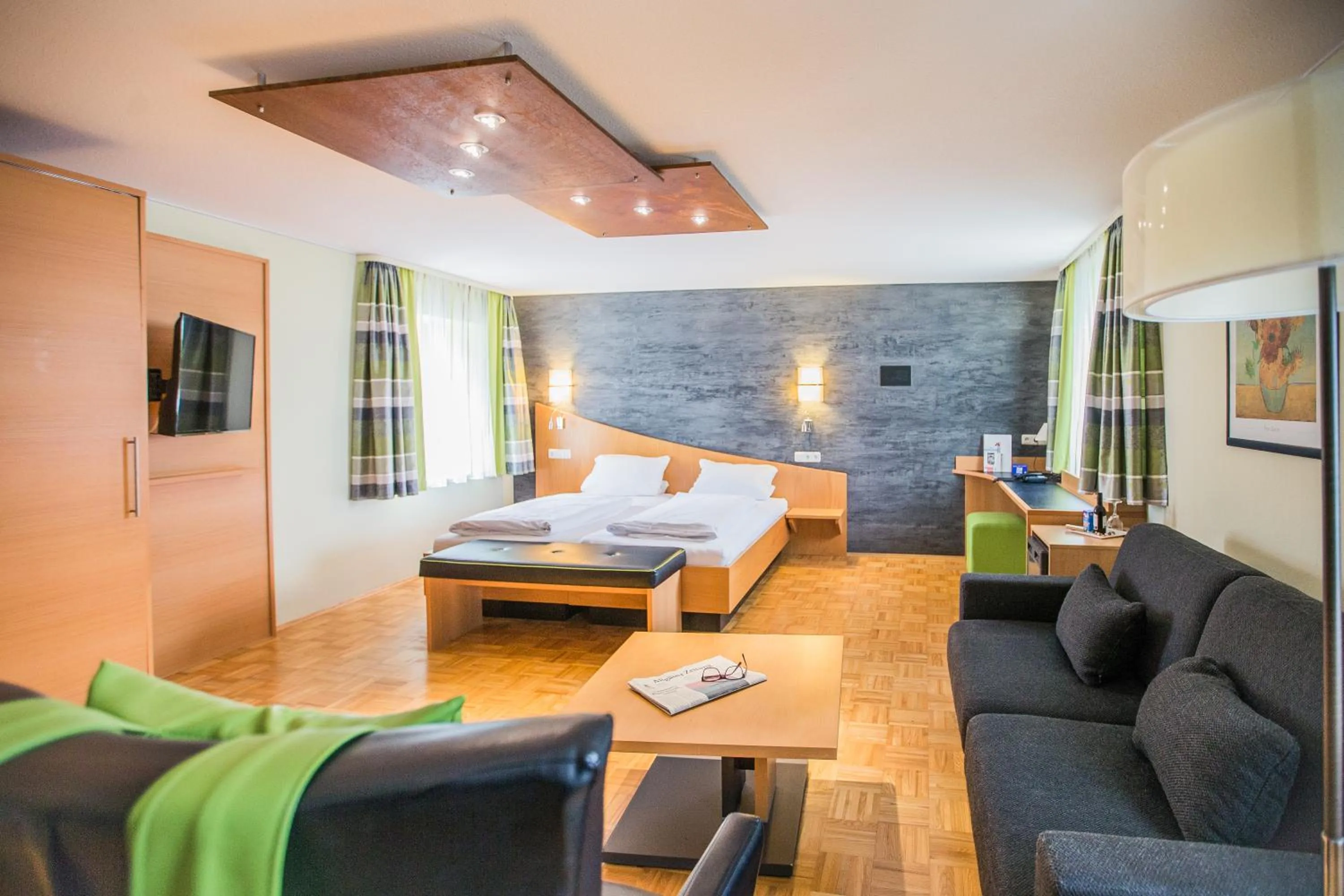 Living room, Bed in Hotel Am Turm