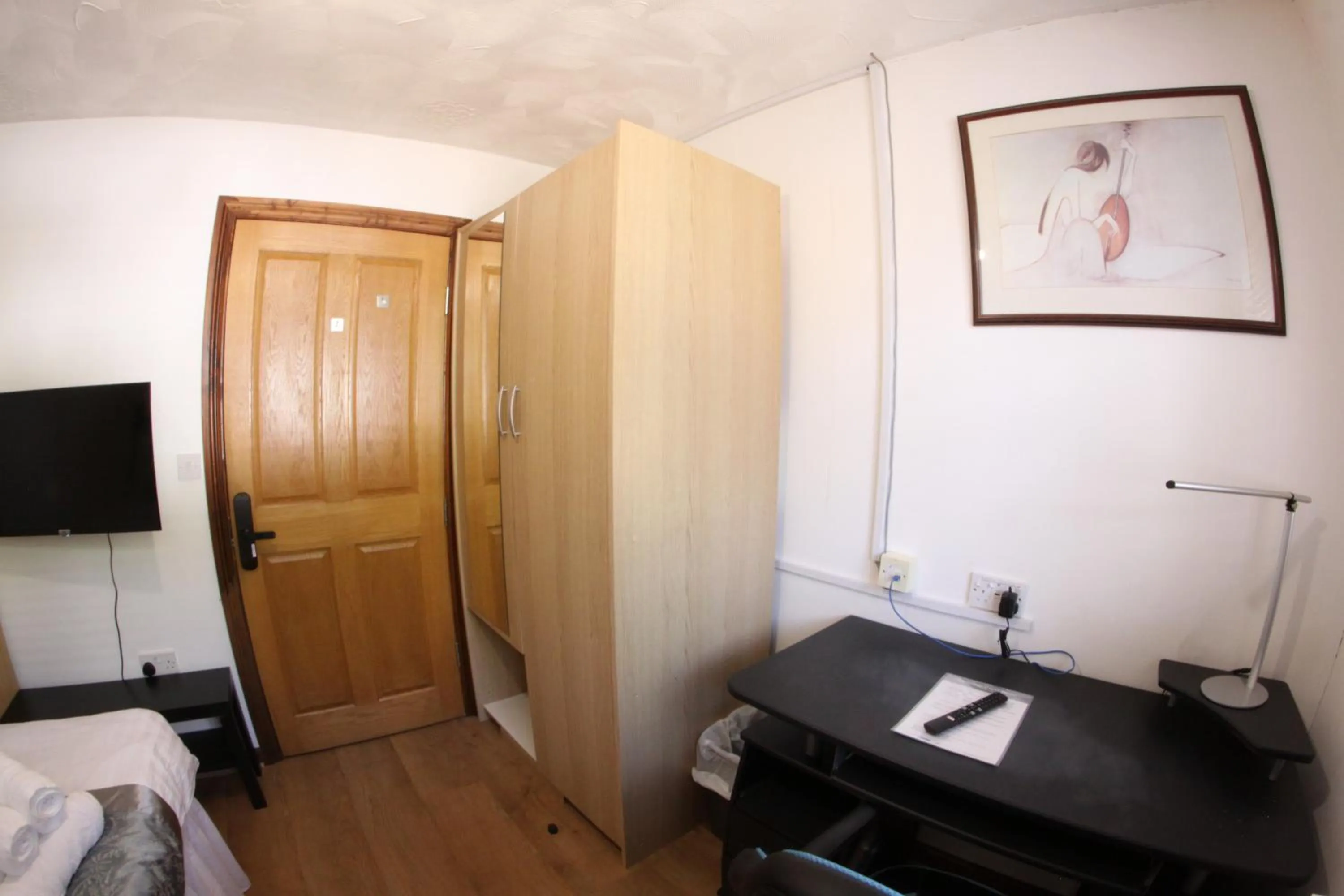 Photo of the whole room in College Street Abode