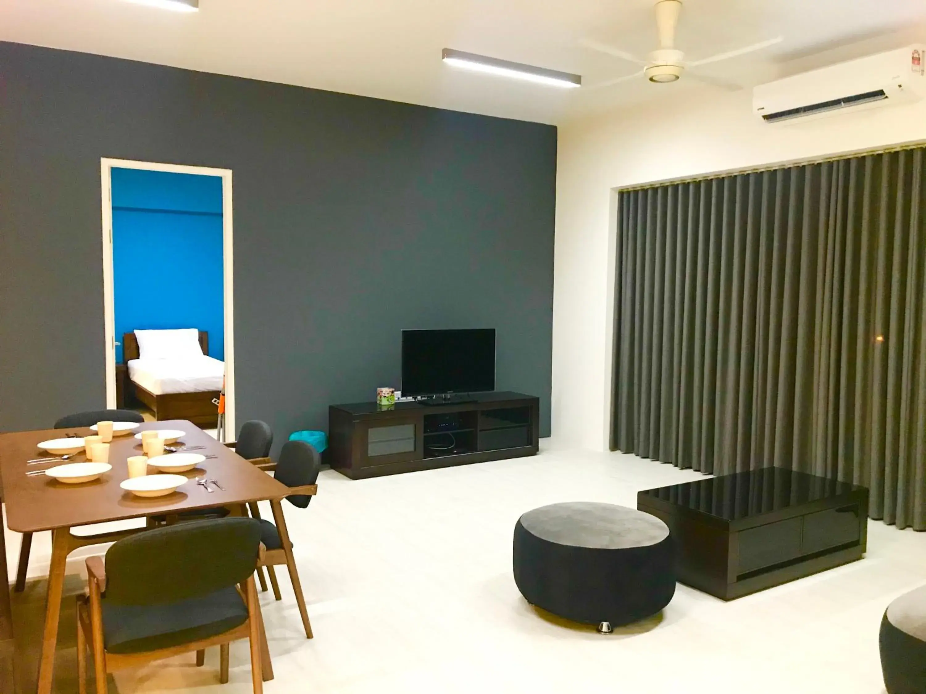 TV and multimedia in By The Beach - Luxury 2 Bedrooms Family Suite TV and multimedia in By The Beach - Luxury 2 Bedrooms Family Suite