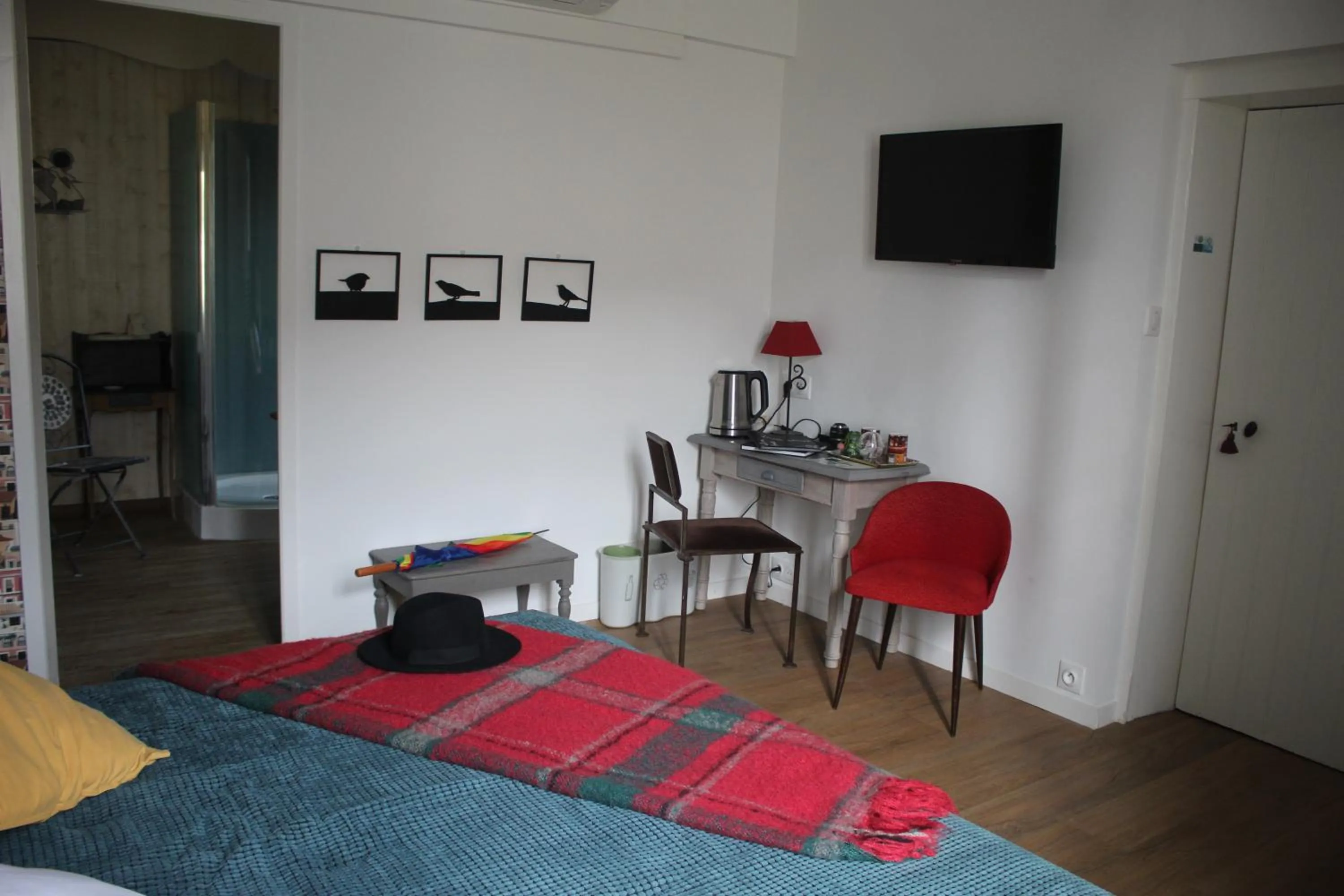 Seating area, Bed in Suite en Terrasse à Cognac