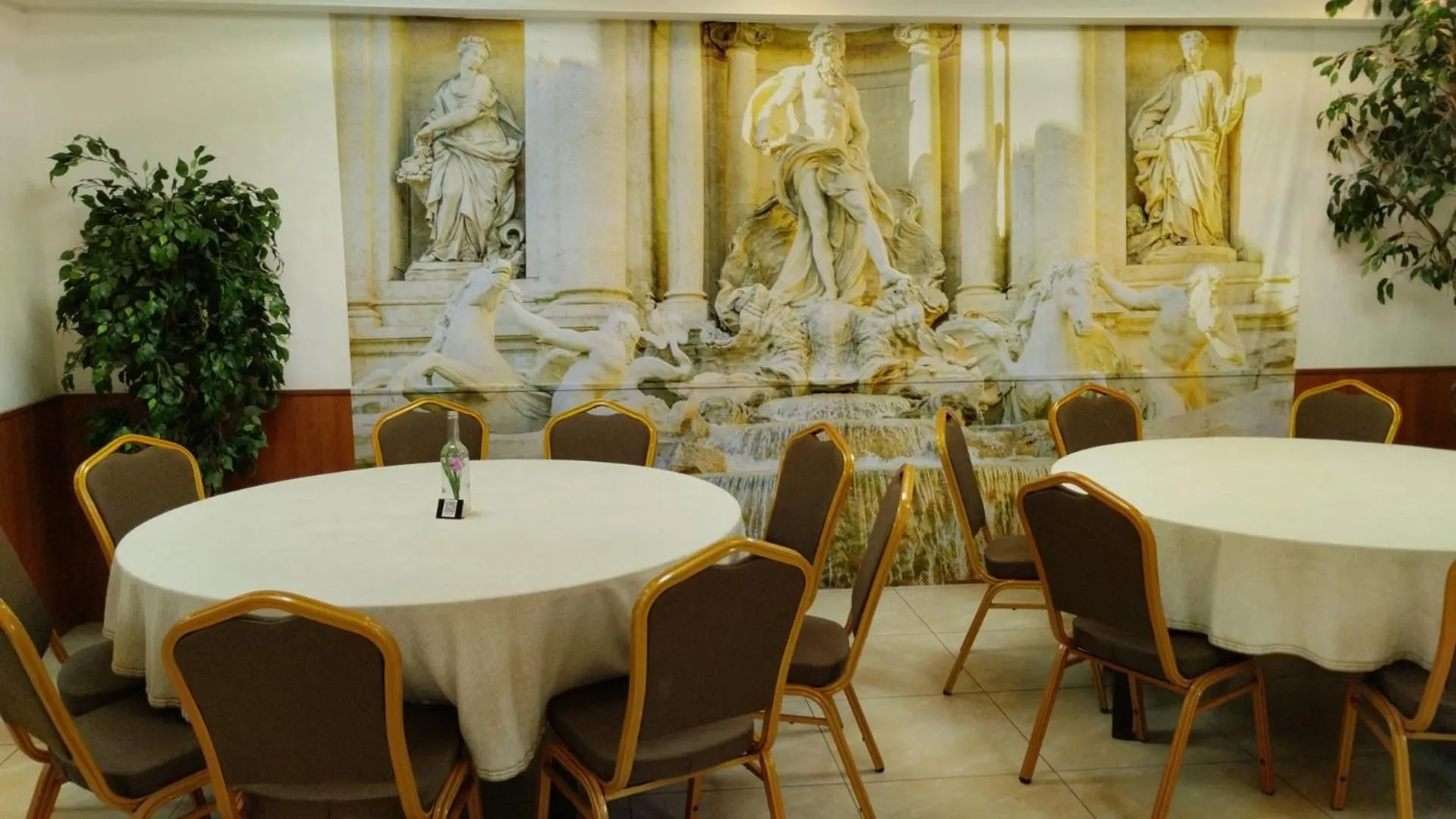 Restaurant/places to eat in Parkhotel Goldlinde