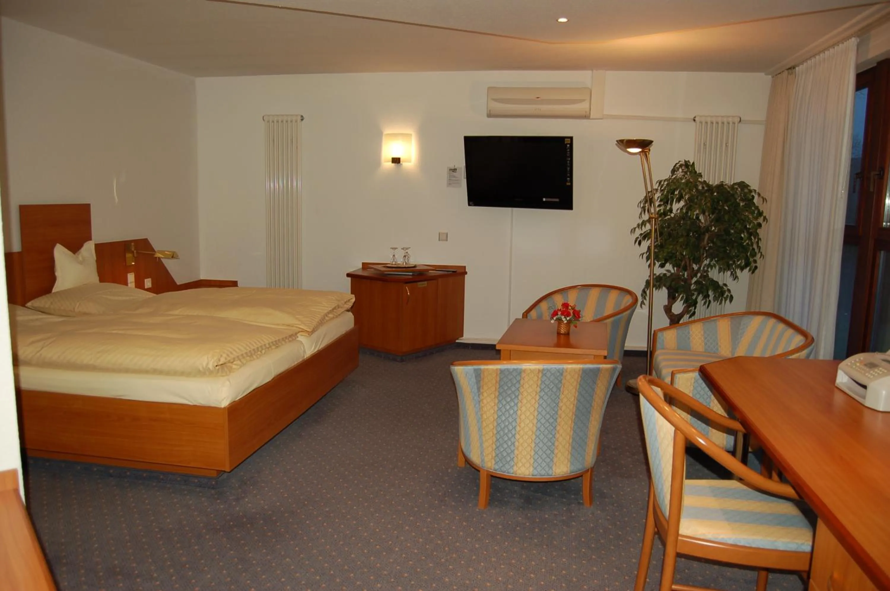Photo of the whole room, Bed in Parkhotel Goldlinde
