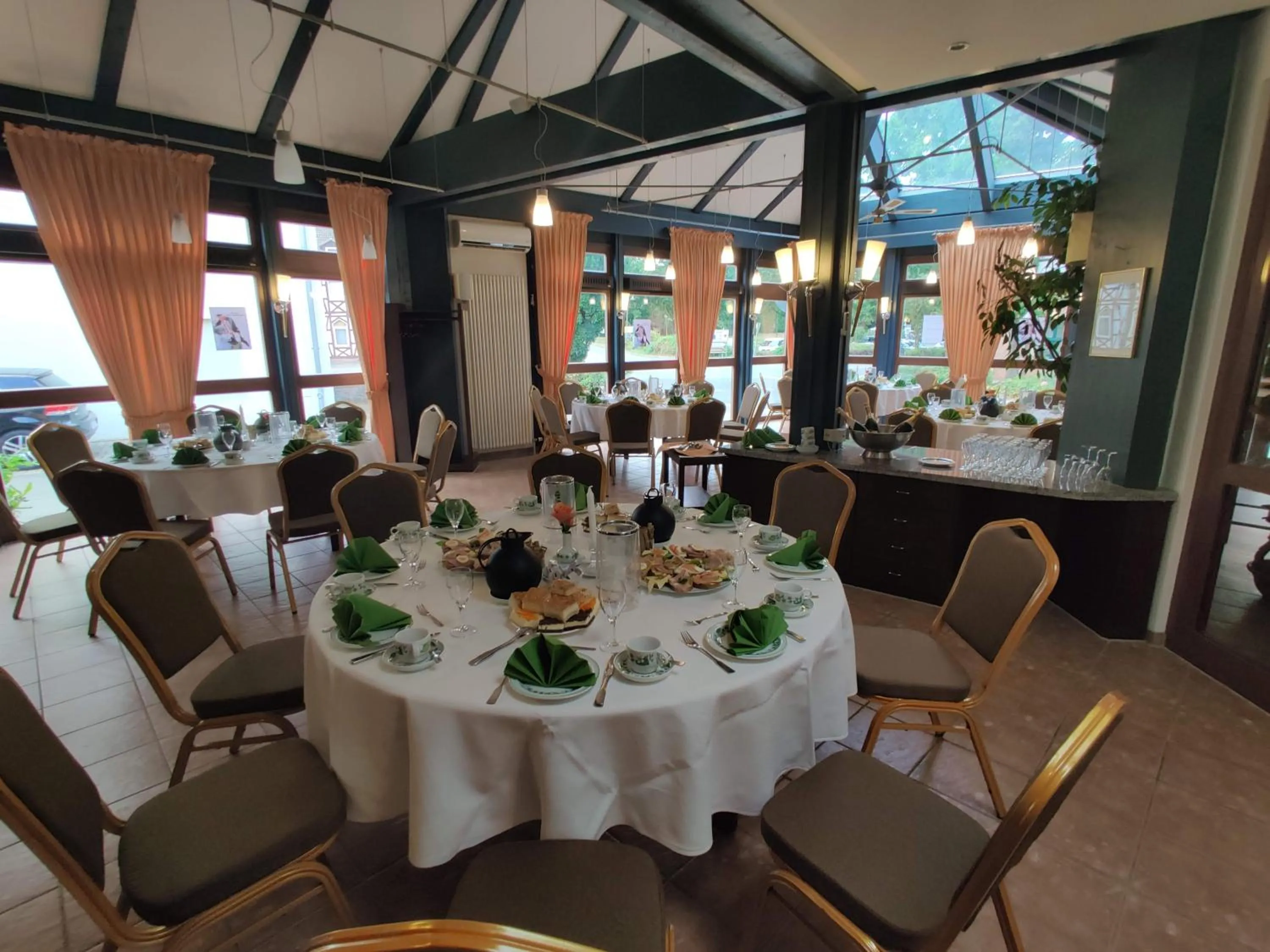 Restaurant/places to eat in Parkhotel Goldlinde
