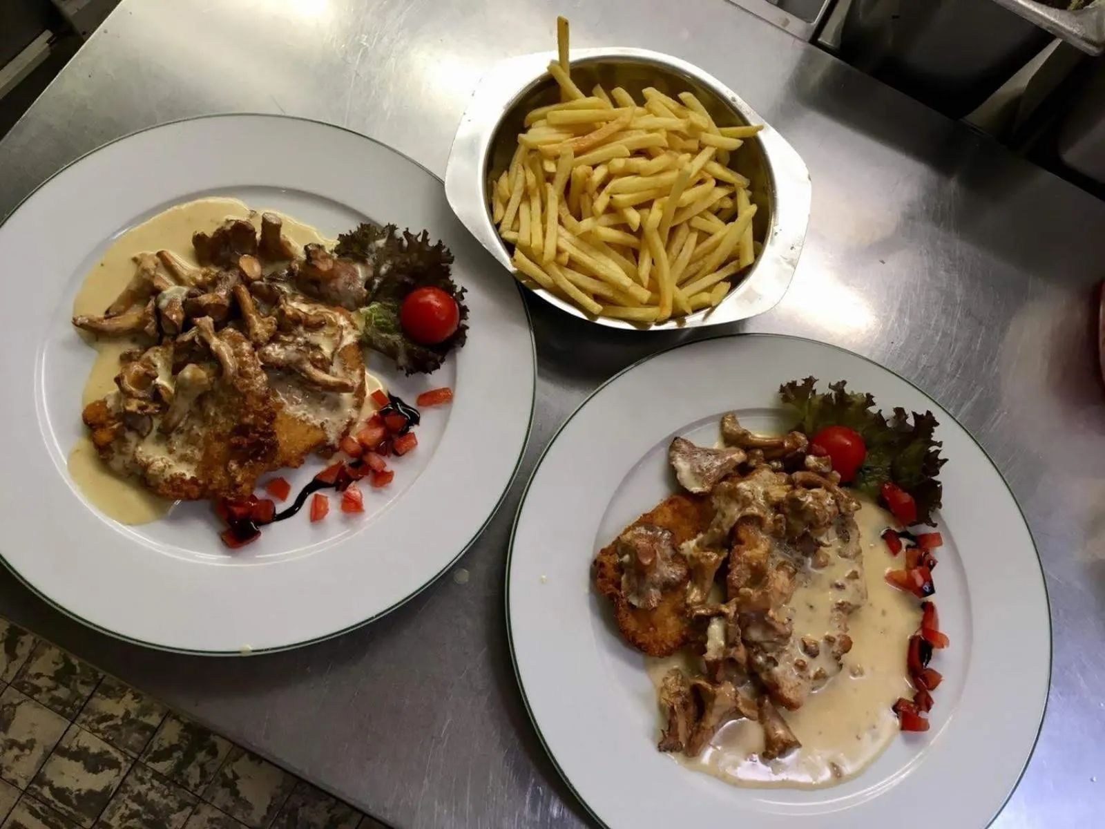 Restaurant/places to eat in Parkhotel Goldlinde