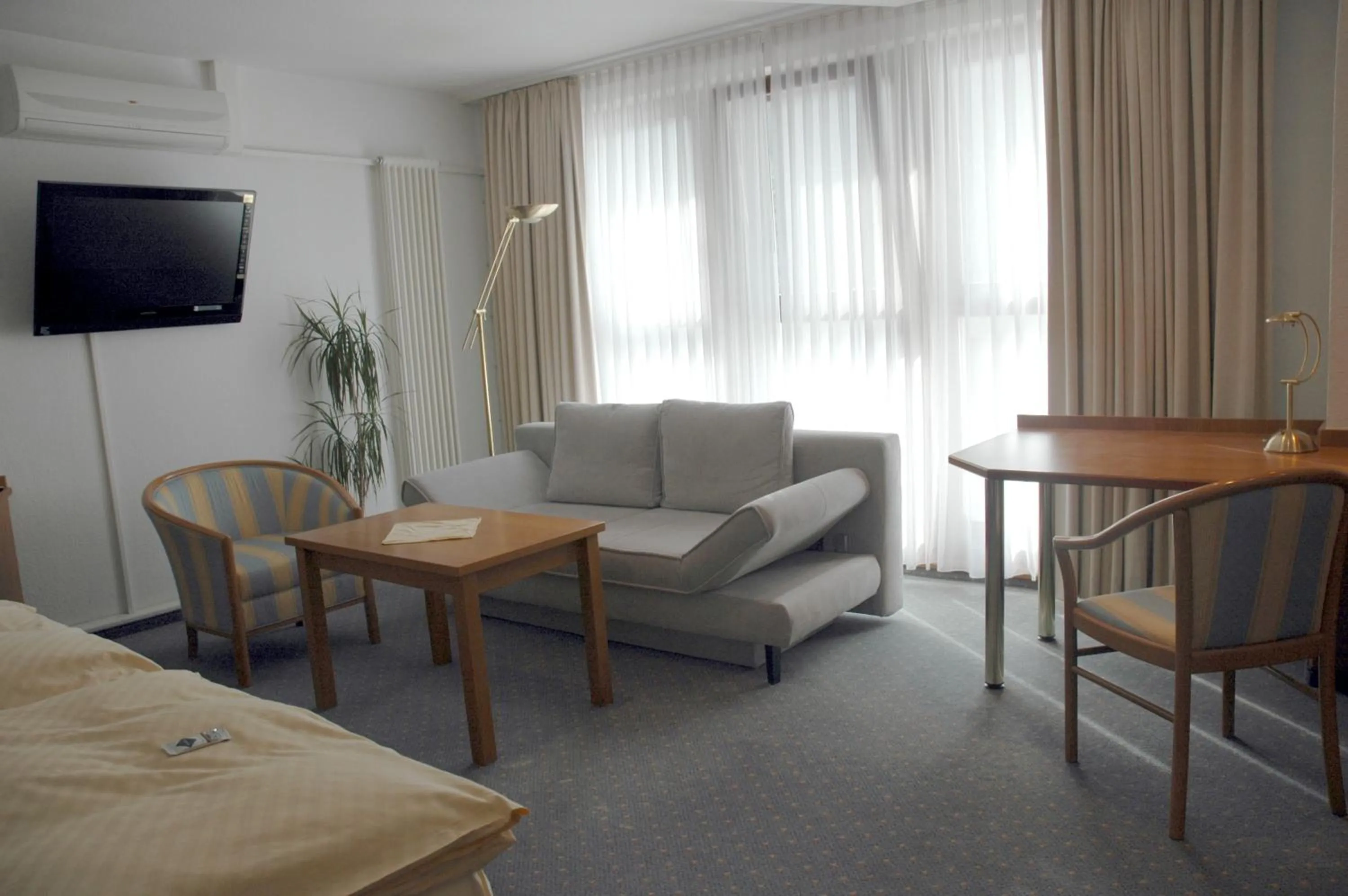 Communal lounge/ TV room in Parkhotel Goldlinde