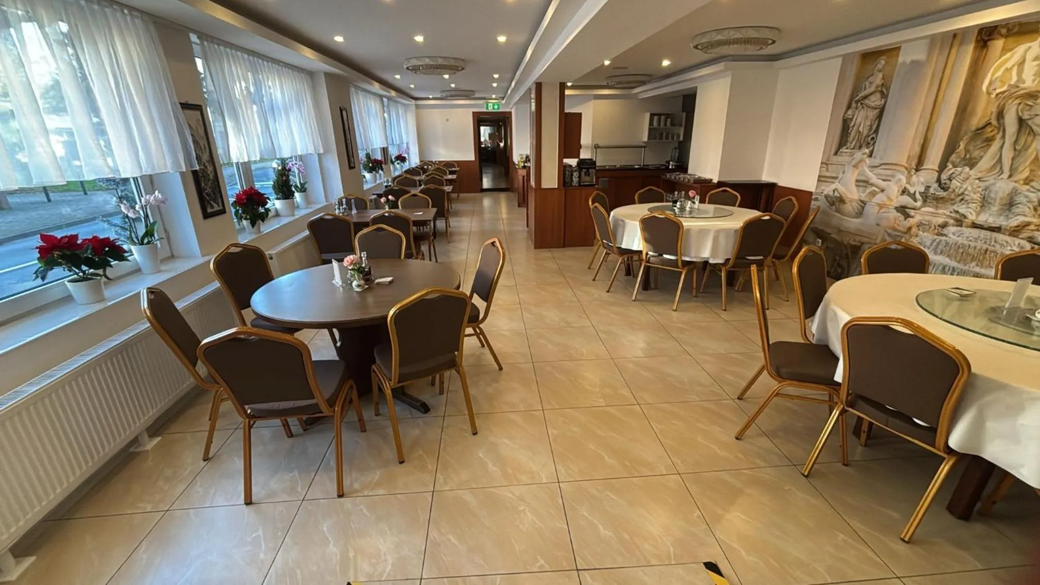 Restaurant/places to eat in Parkhotel Goldlinde