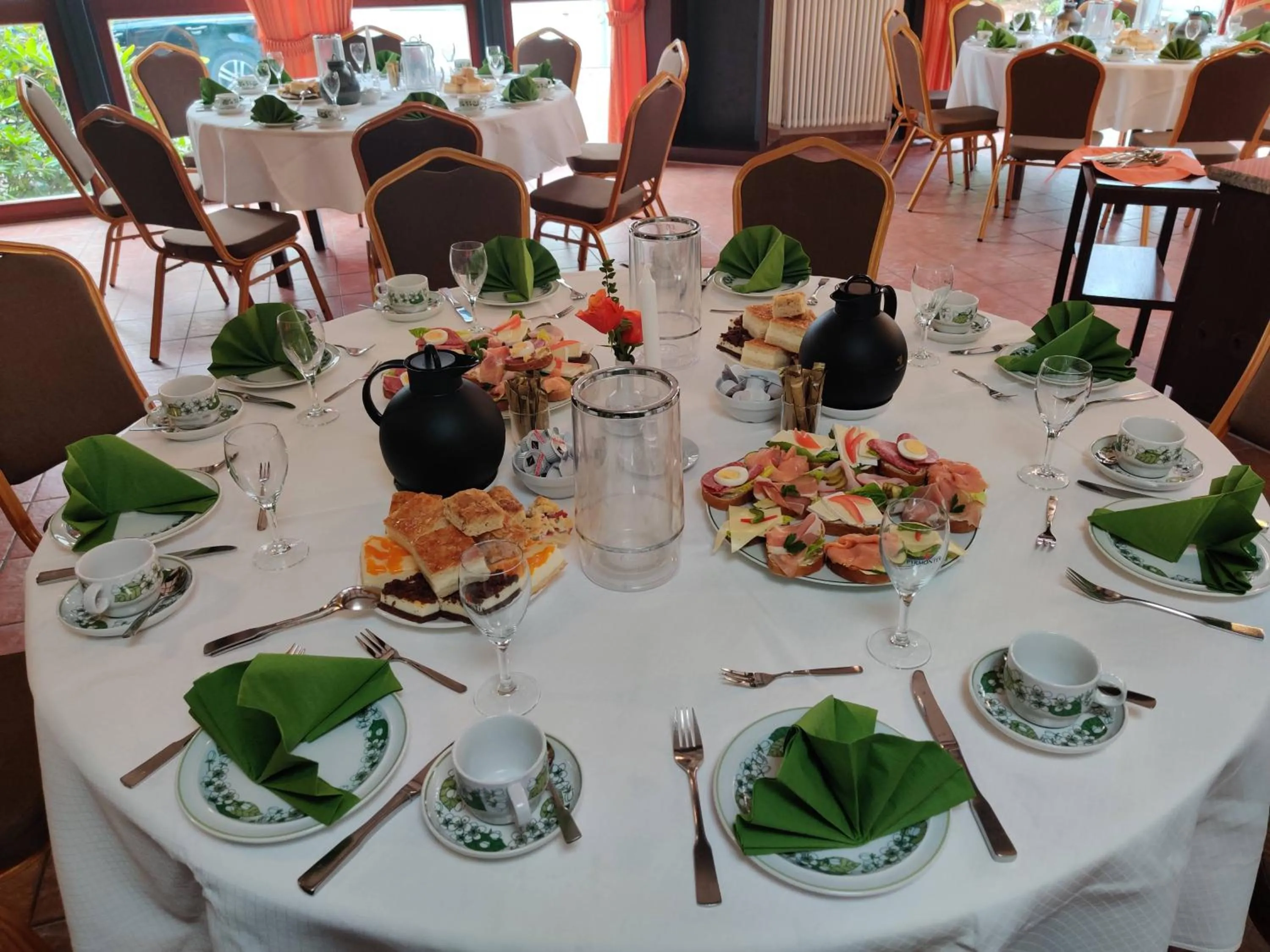 Restaurant/places to eat in Parkhotel Goldlinde