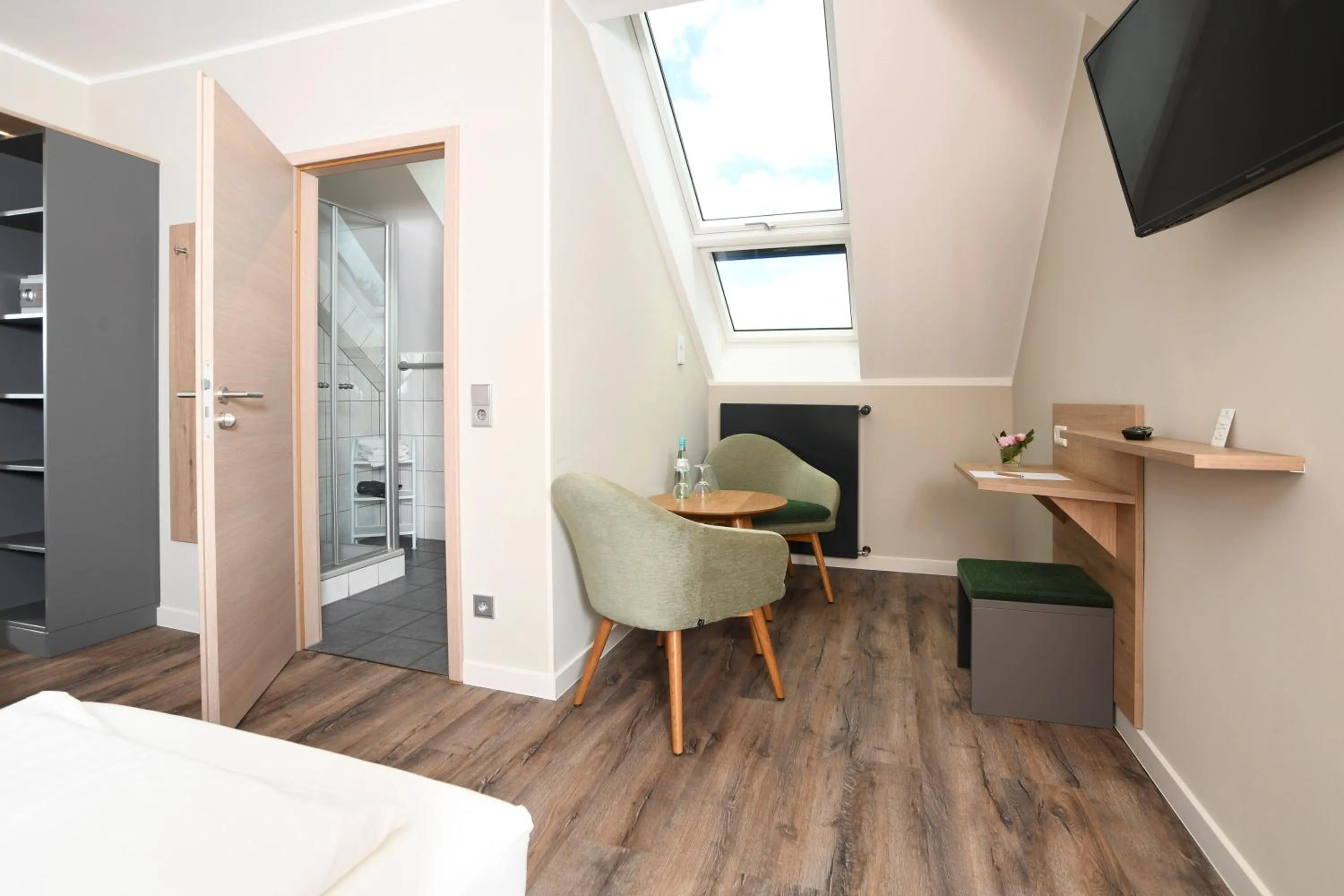 Bathroom, Bed in Hotel Kiekenstein