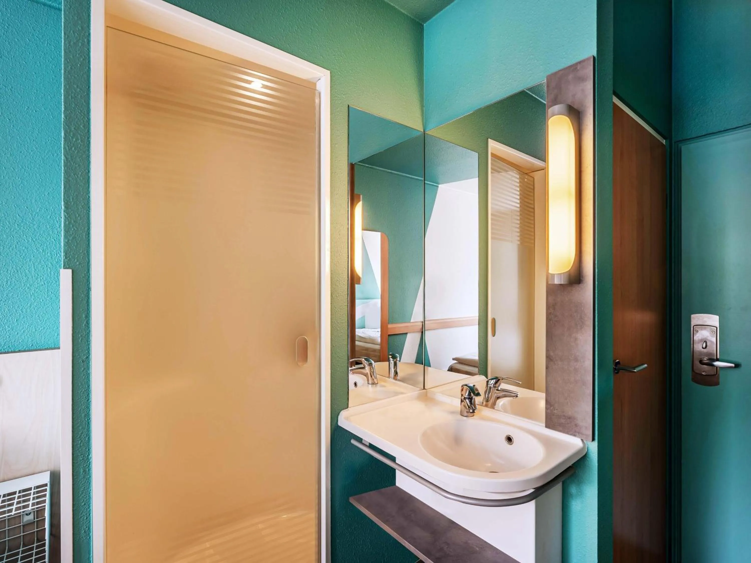 Shower in B&B HOTEL Braunschweig-West