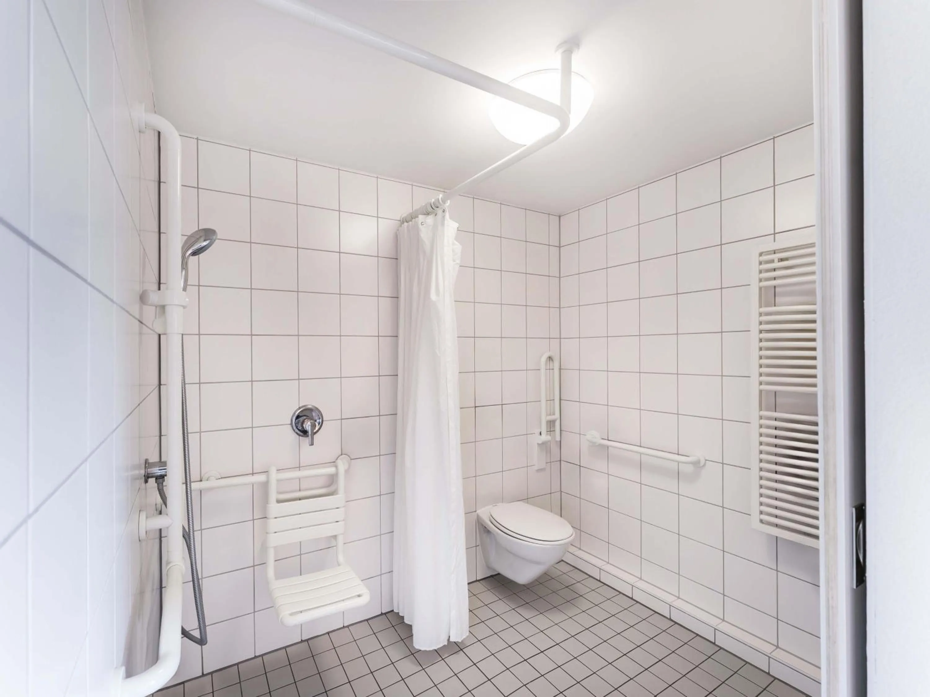 Bathroom in B&B HOTEL Braunschweig-West