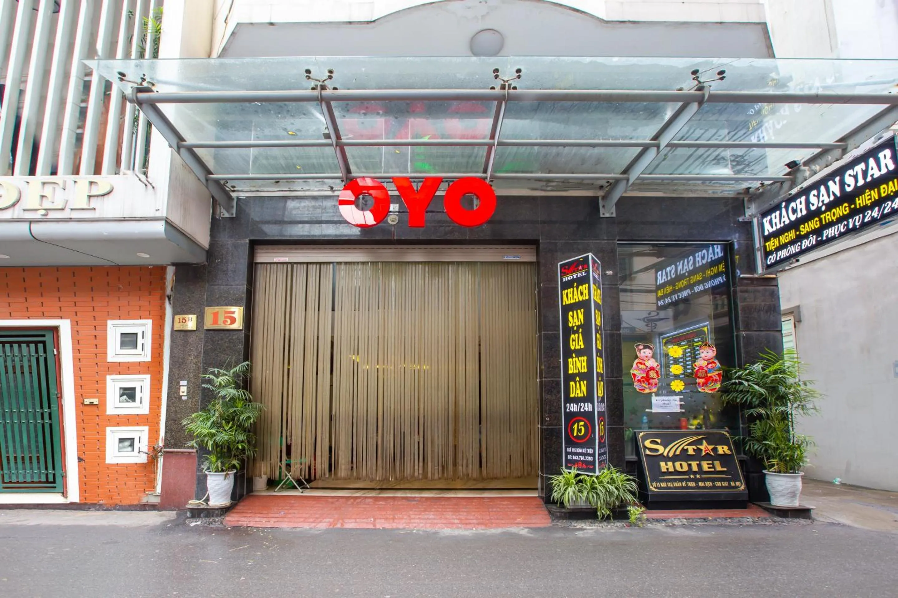 Facade/entrance in OYO 887 Star Hotel