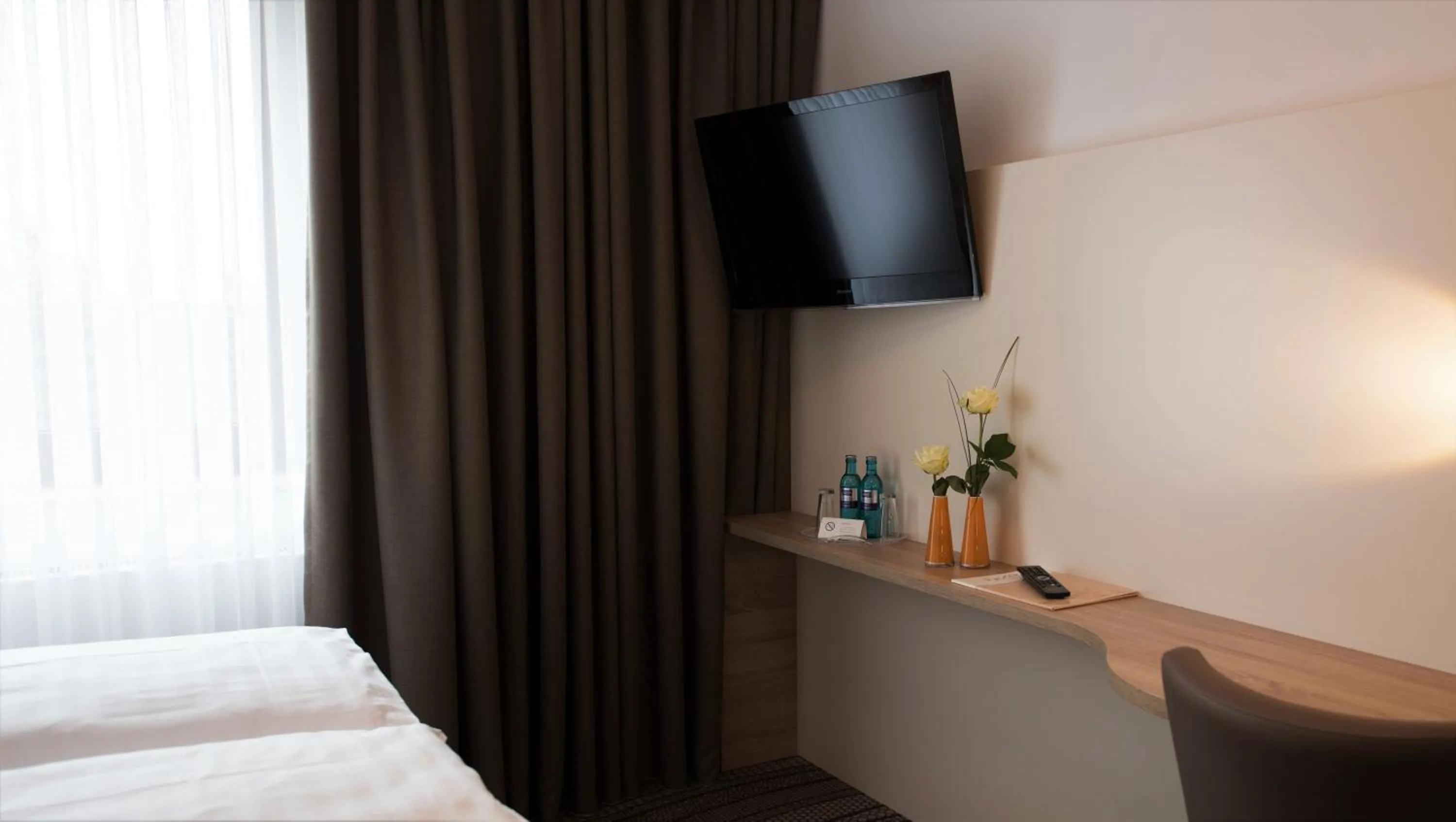 Photo of the whole room, Bed in Hotel-Restaurant Krüger