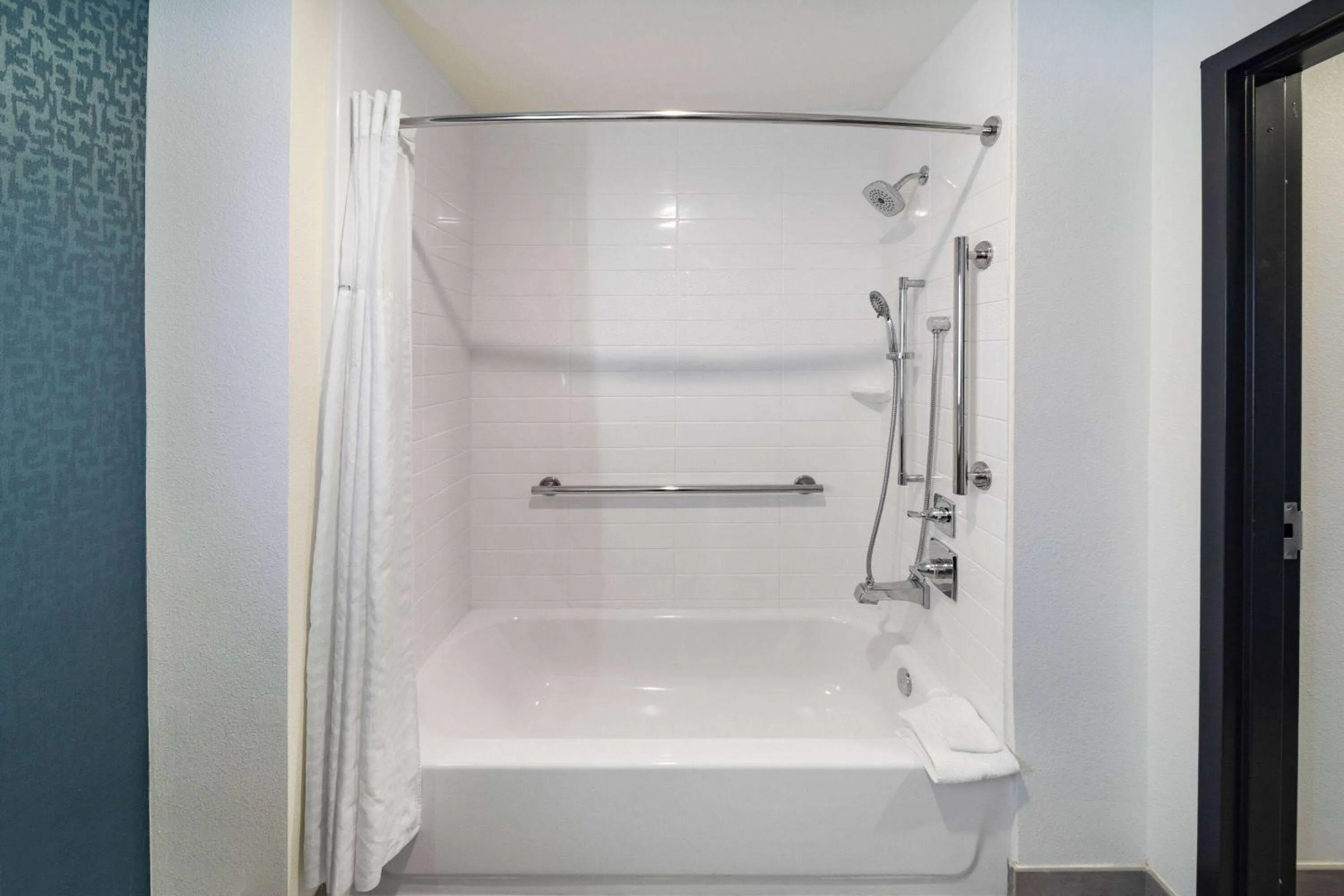 Shower in La Quinta Inn & Suites by Wyndham Texas City I 45