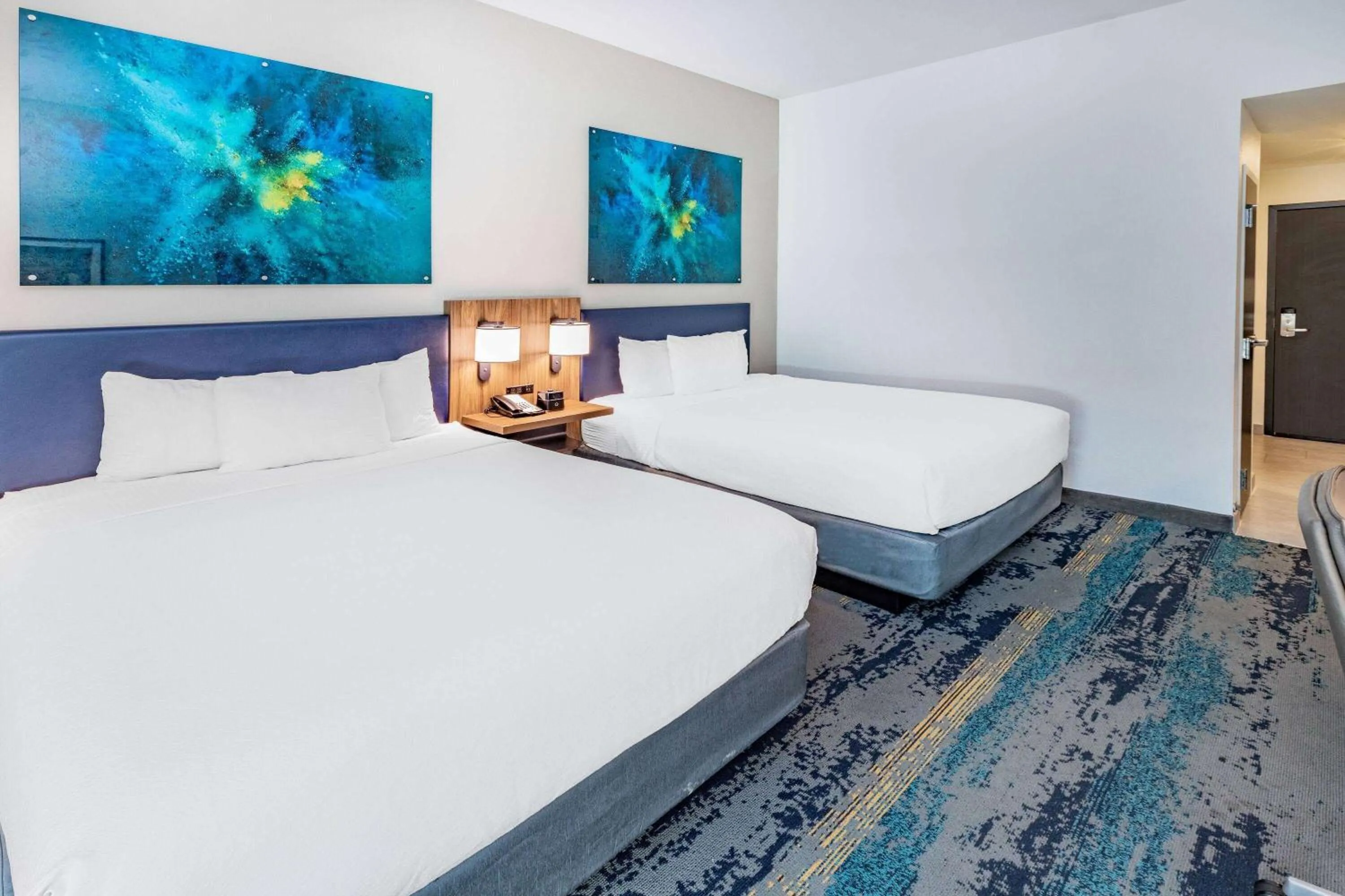 Bed in La Quinta Inn & Suites by Wyndham Texas City I 45