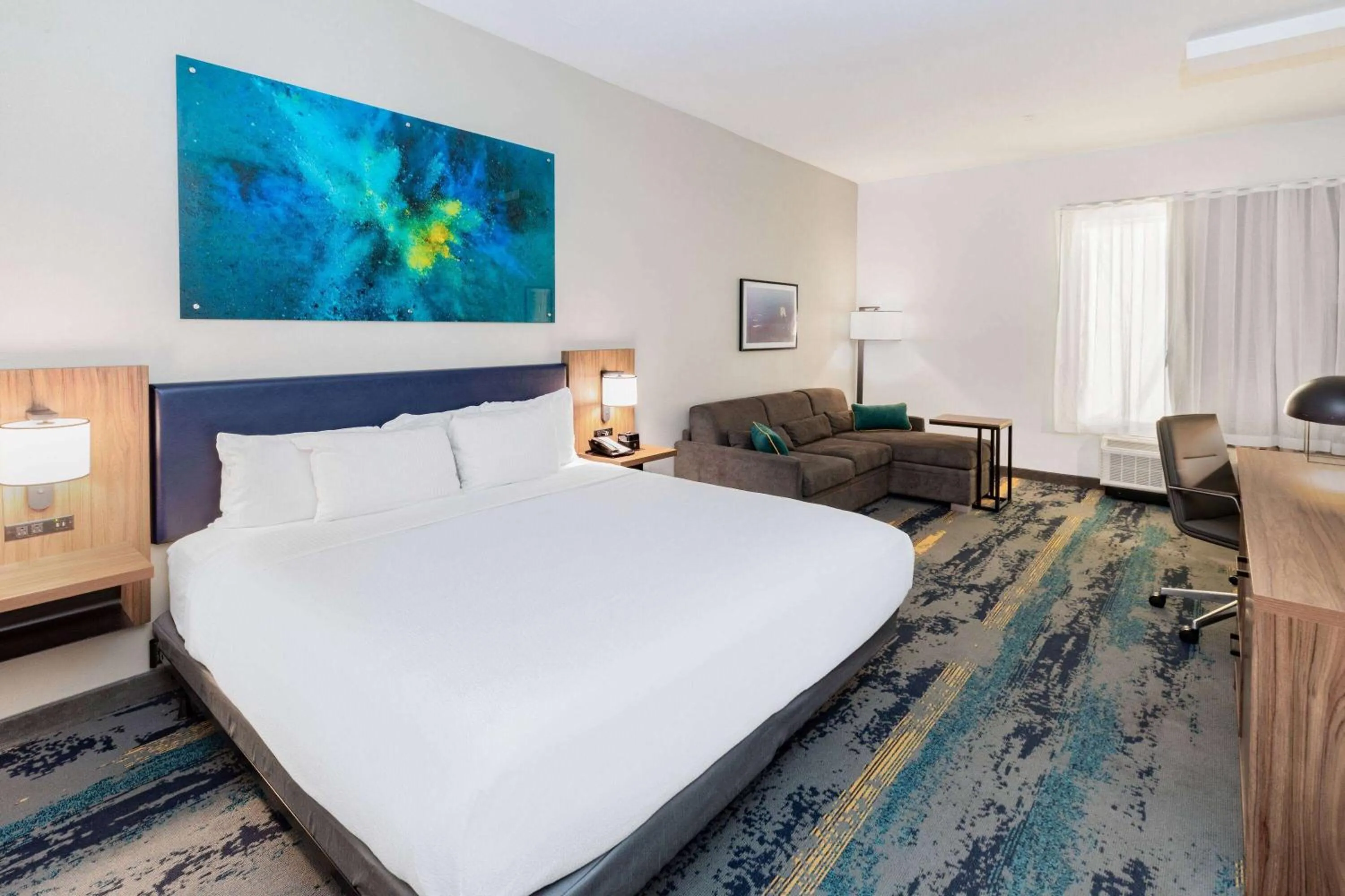 Bed in La Quinta Inn & Suites by Wyndham Texas City I 45