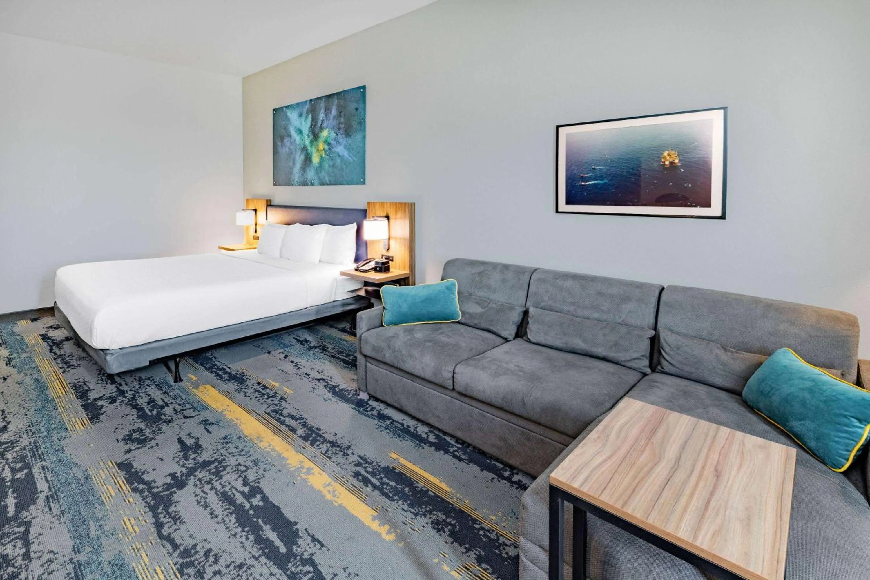 Bed in La Quinta Inn & Suites by Wyndham Texas City I 45