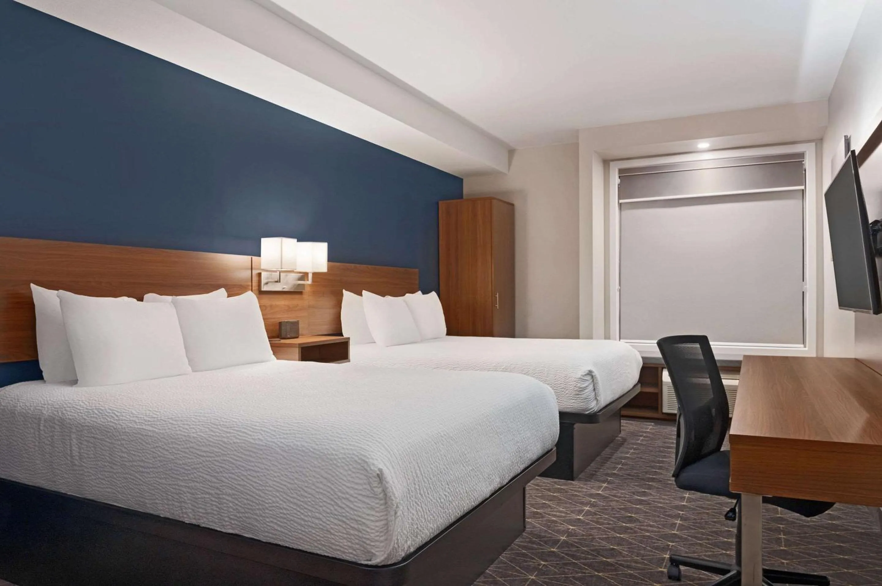 Bedroom, Bed in Park Inn by Radisson, Kelowna