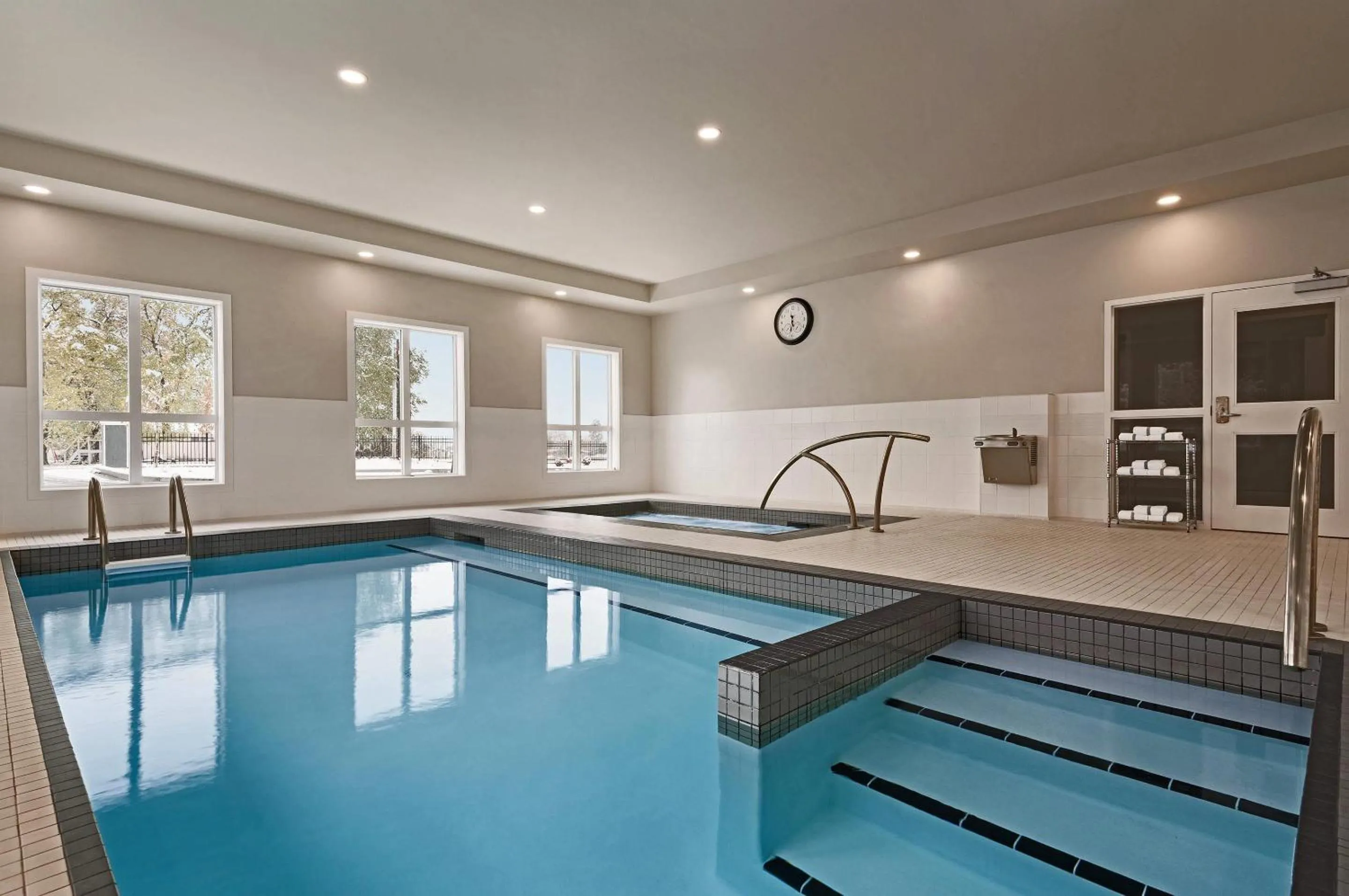 Swimming pool in Park Inn by Radisson, Kelowna