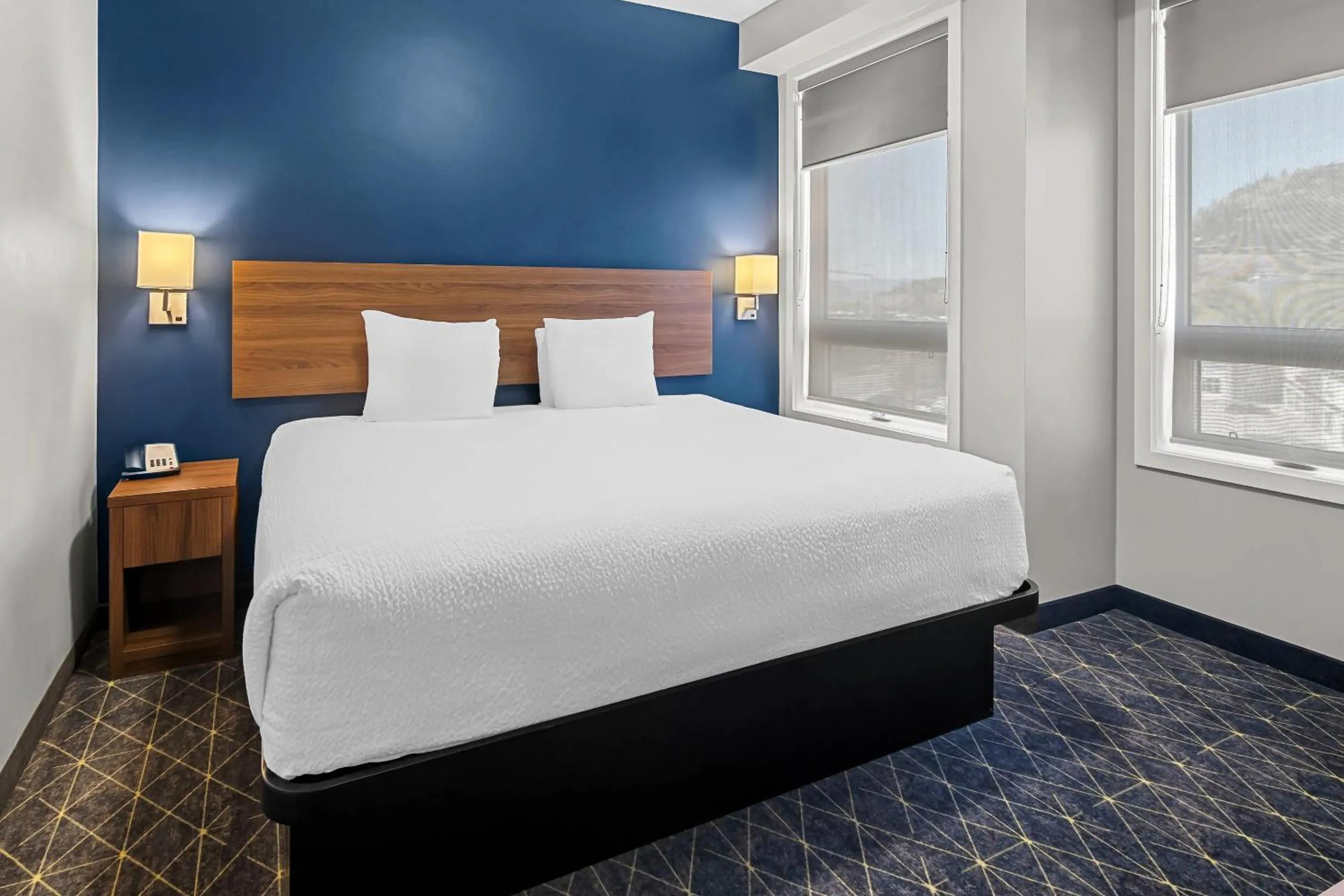 Bedroom, Bed in Park Inn by Radisson, Kelowna