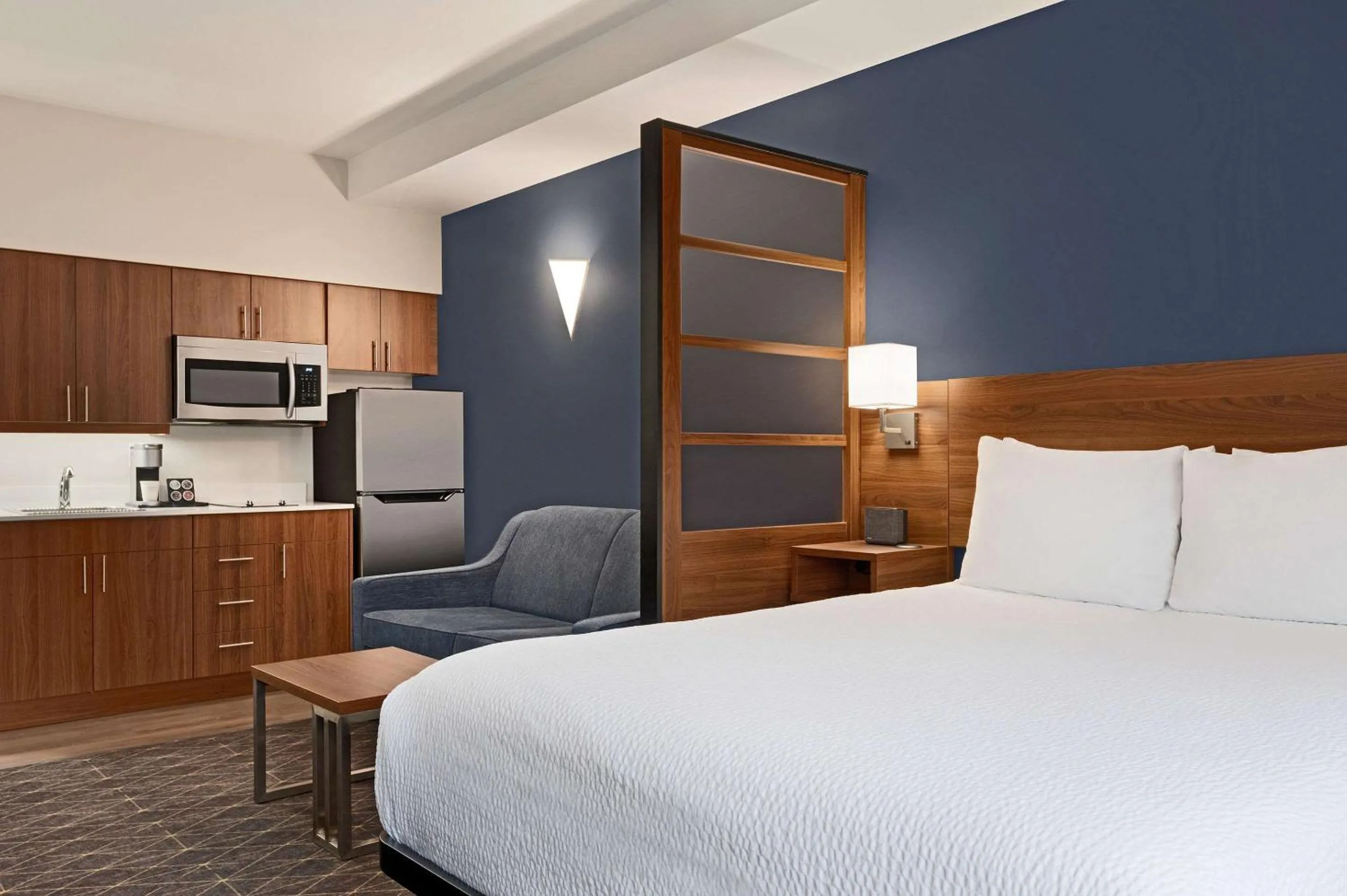 Bedroom, Bed in Park Inn by Radisson, Kelowna