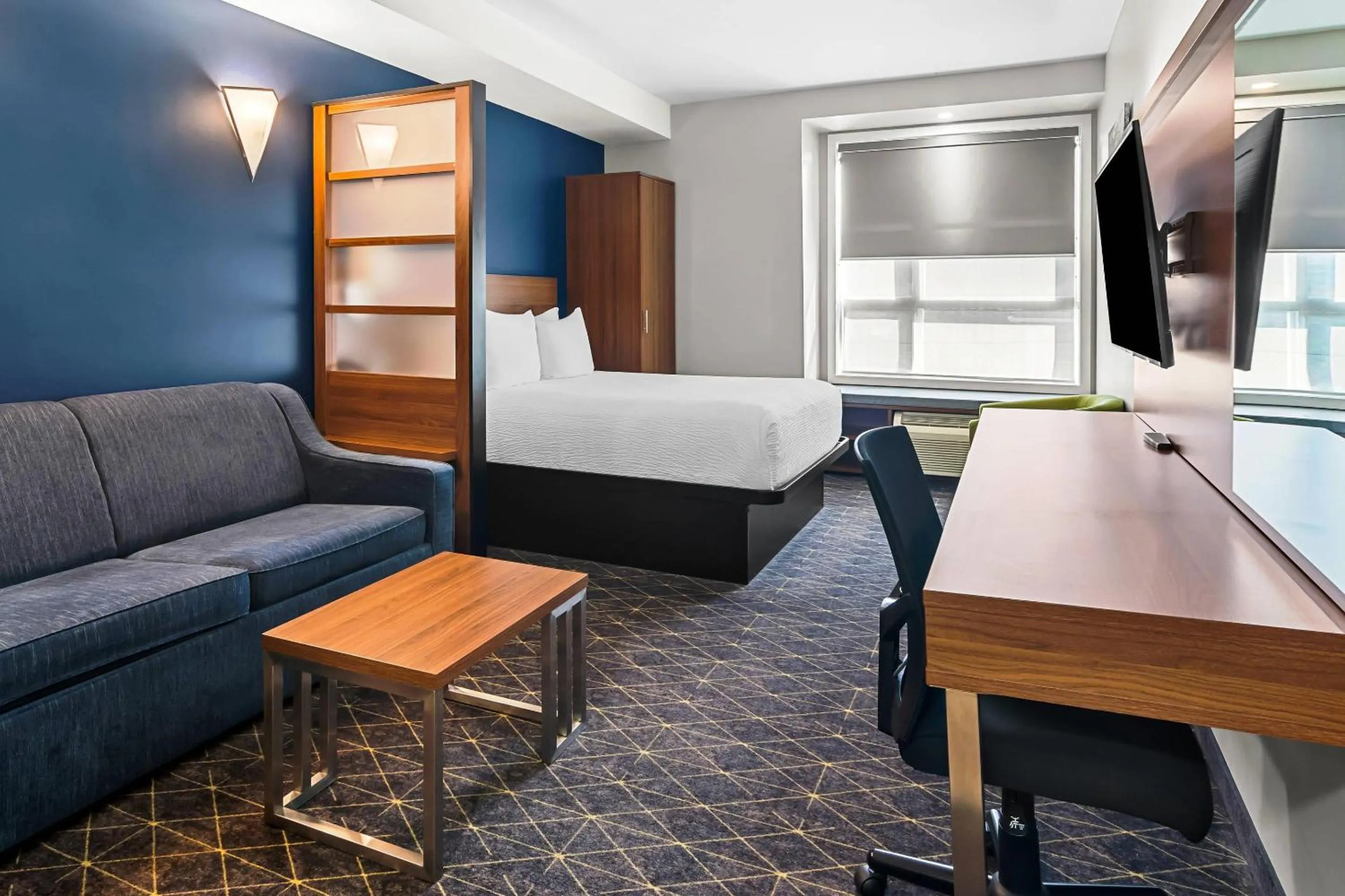 Bedroom, Bed in Park Inn by Radisson, Kelowna