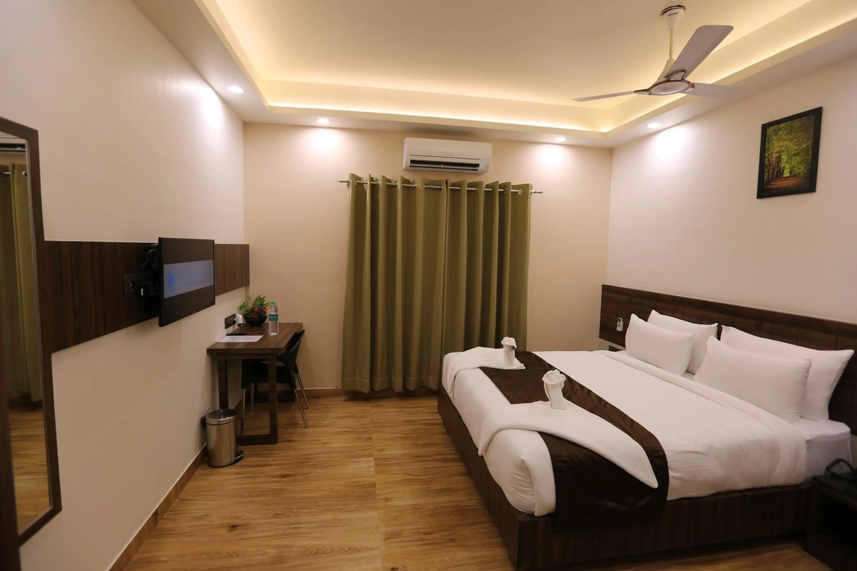 TV and multimedia, Bed in The Ventura Grand Hotel