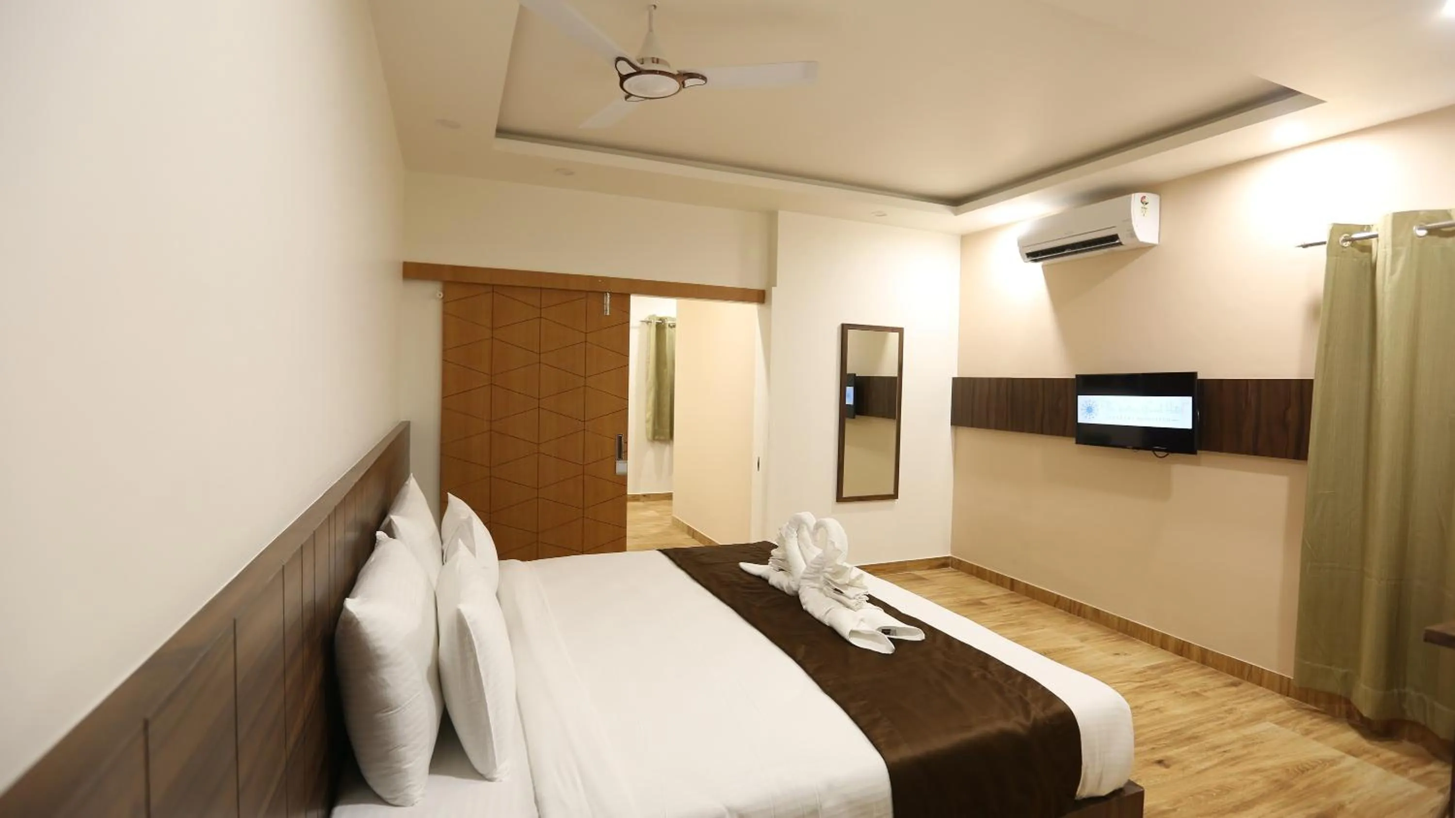 Photo of the whole room, Bed in The Ventura Grand Hotel