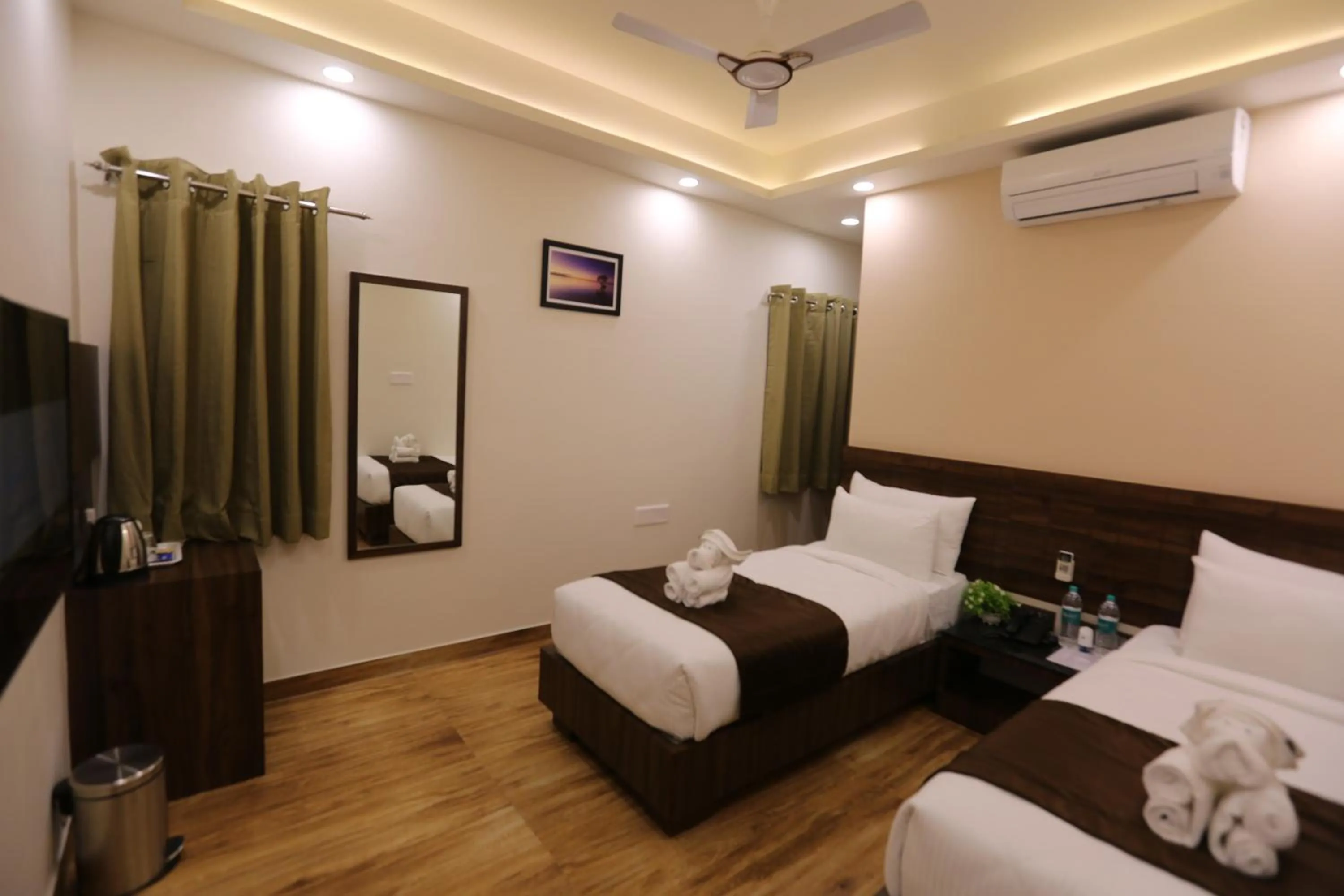 Photo of the whole room, Bed in The Ventura Grand Hotel