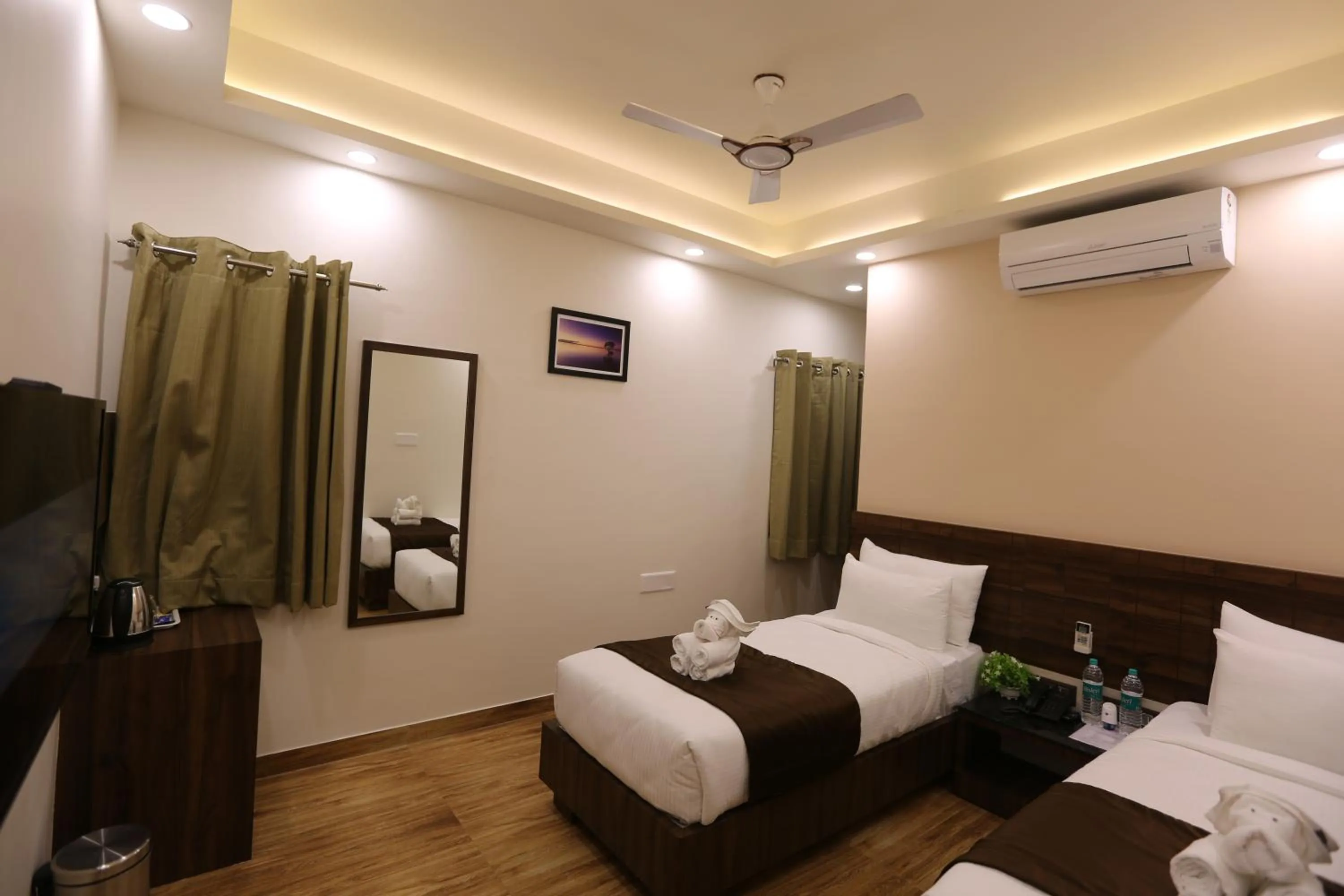 Photo of the whole room, Bed in The Ventura Grand Hotel