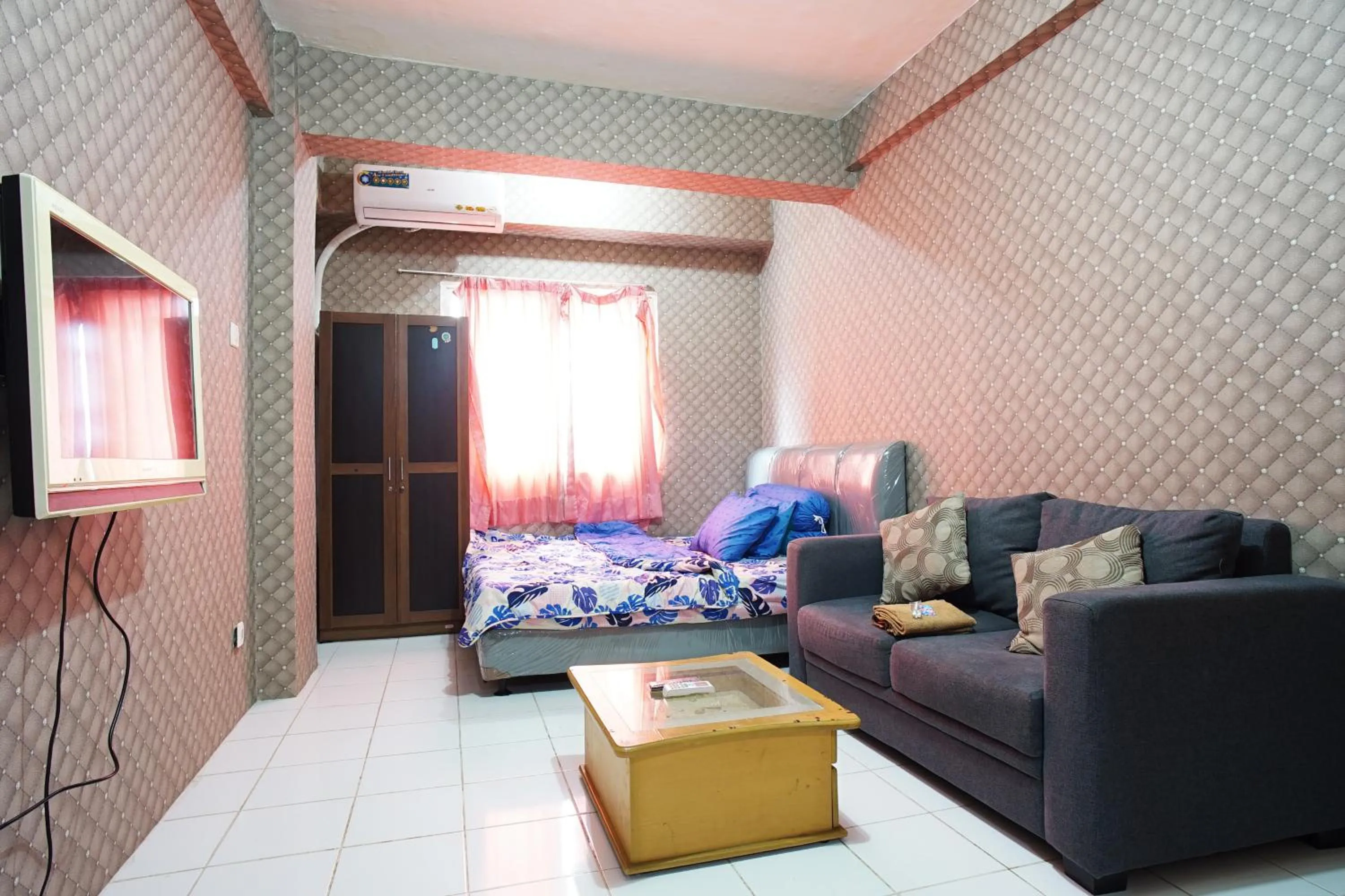 TV and multimedia in City Park Apartment by Anita