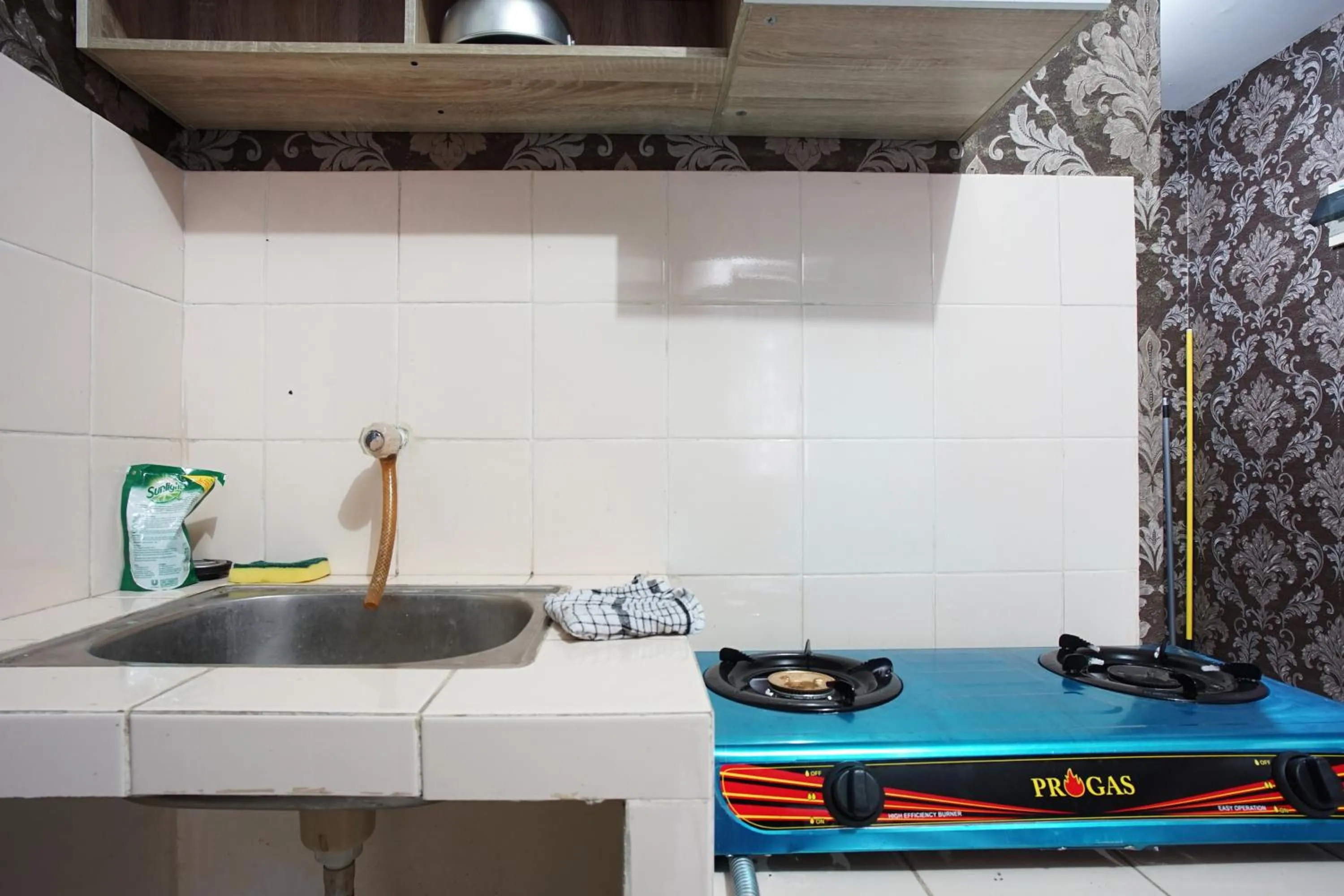 Kitchen or kitchenette in City Park Apartment by Anita