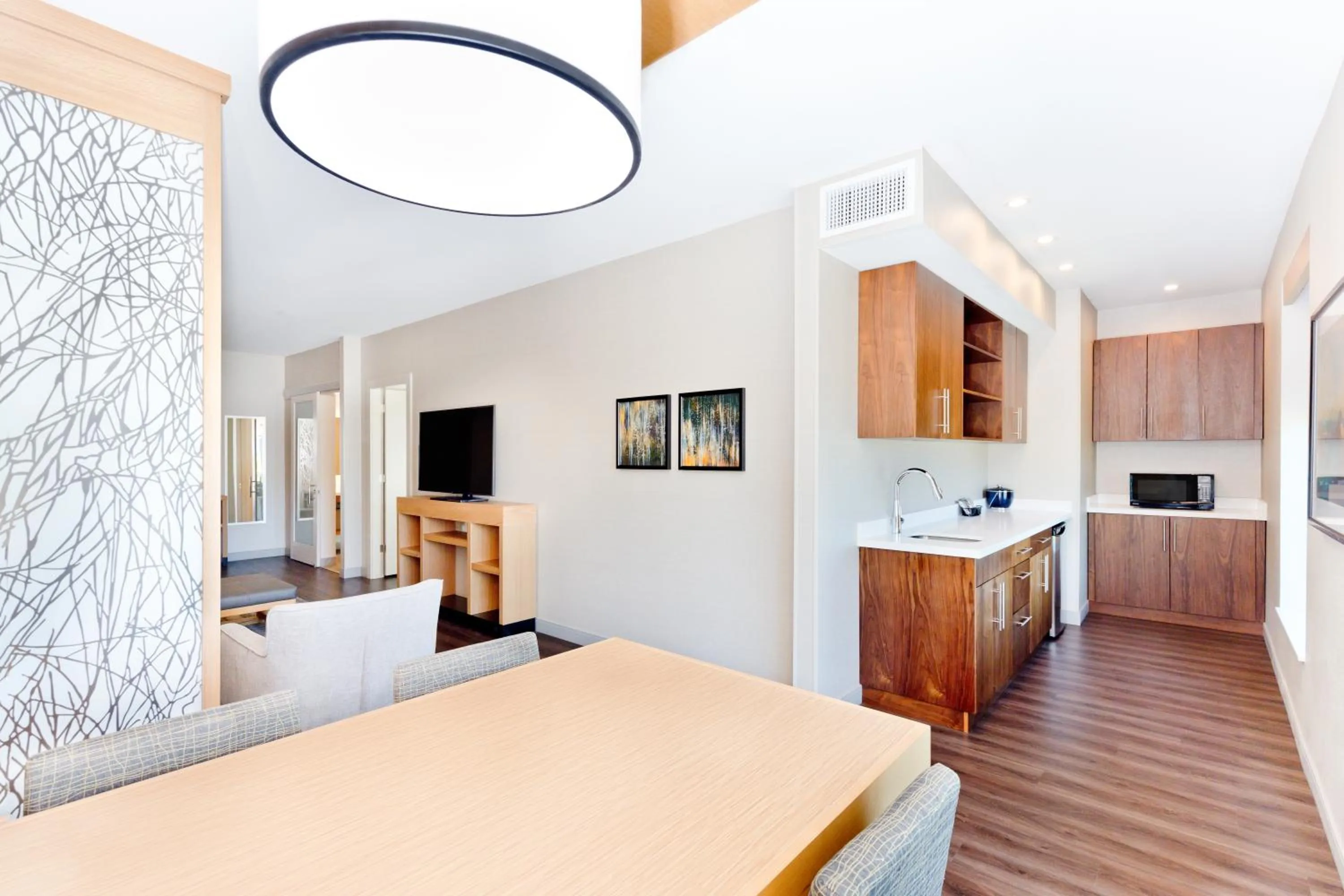 Kitchen or kitchenette, Bed in Hyatt Place Kelowna