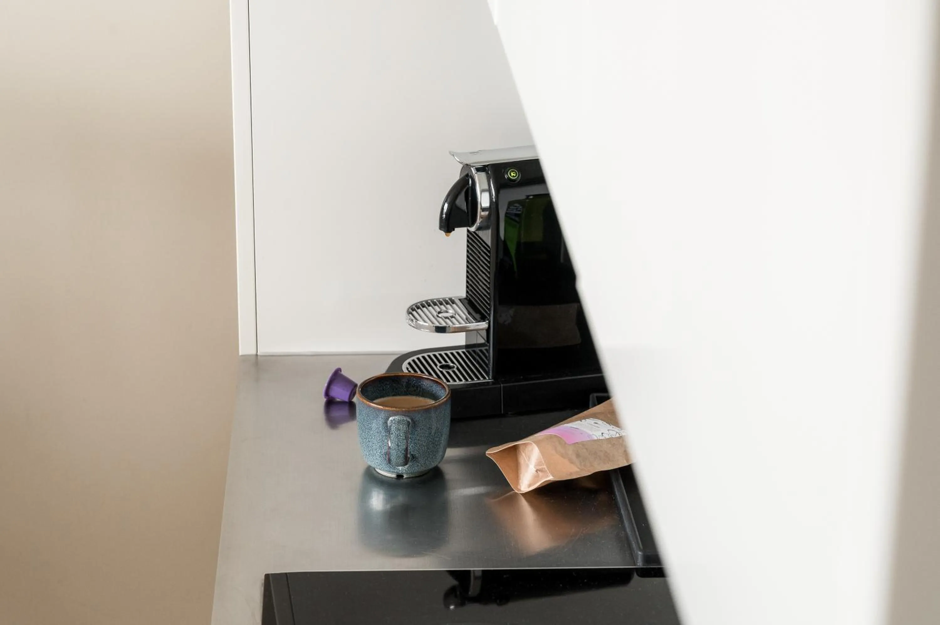 Coffee/tea facilities in The Pier apartments by Daniel&Jacob's