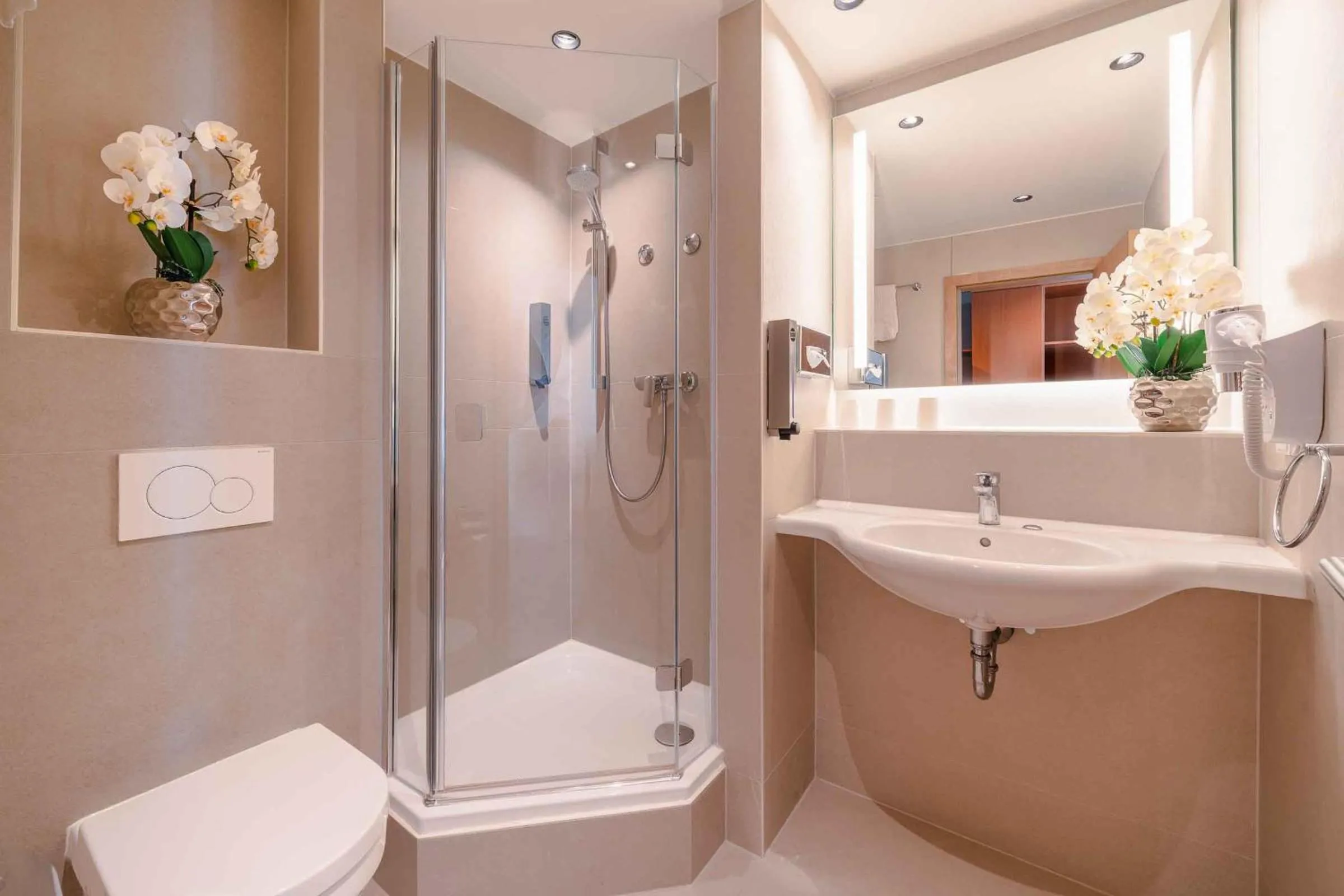 Bathroom in PLAZA INN Köln Pulheim