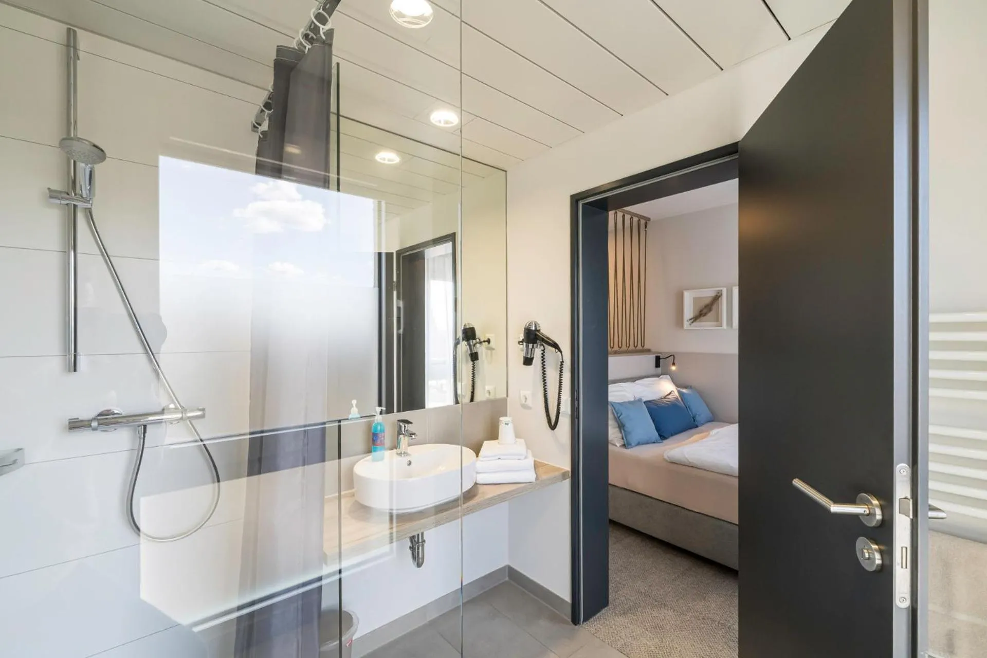 Shower, Bed in WIROtel Warnemünde