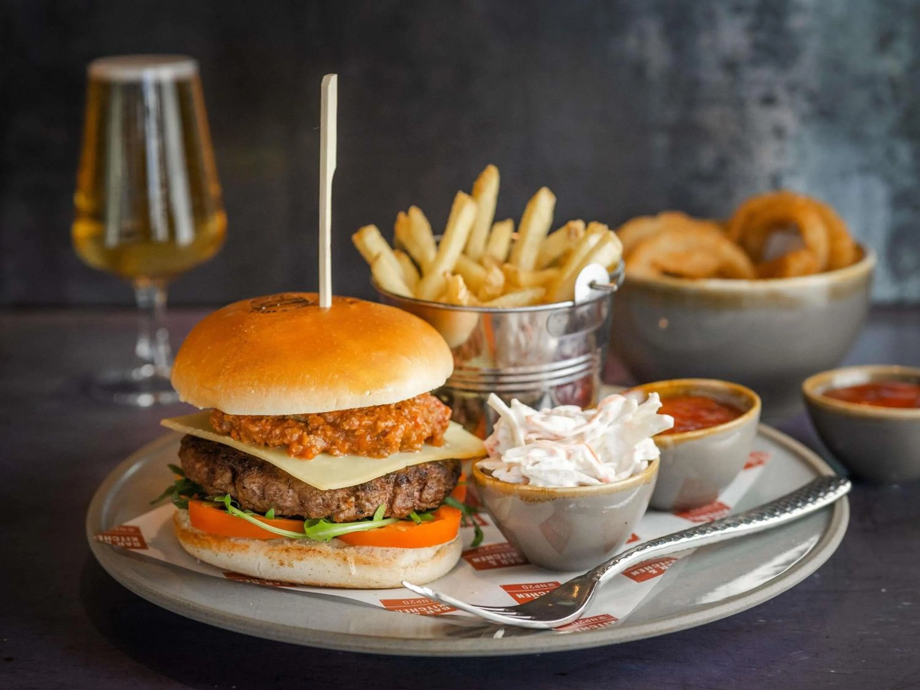 Lounge or bar in Mercure Newport