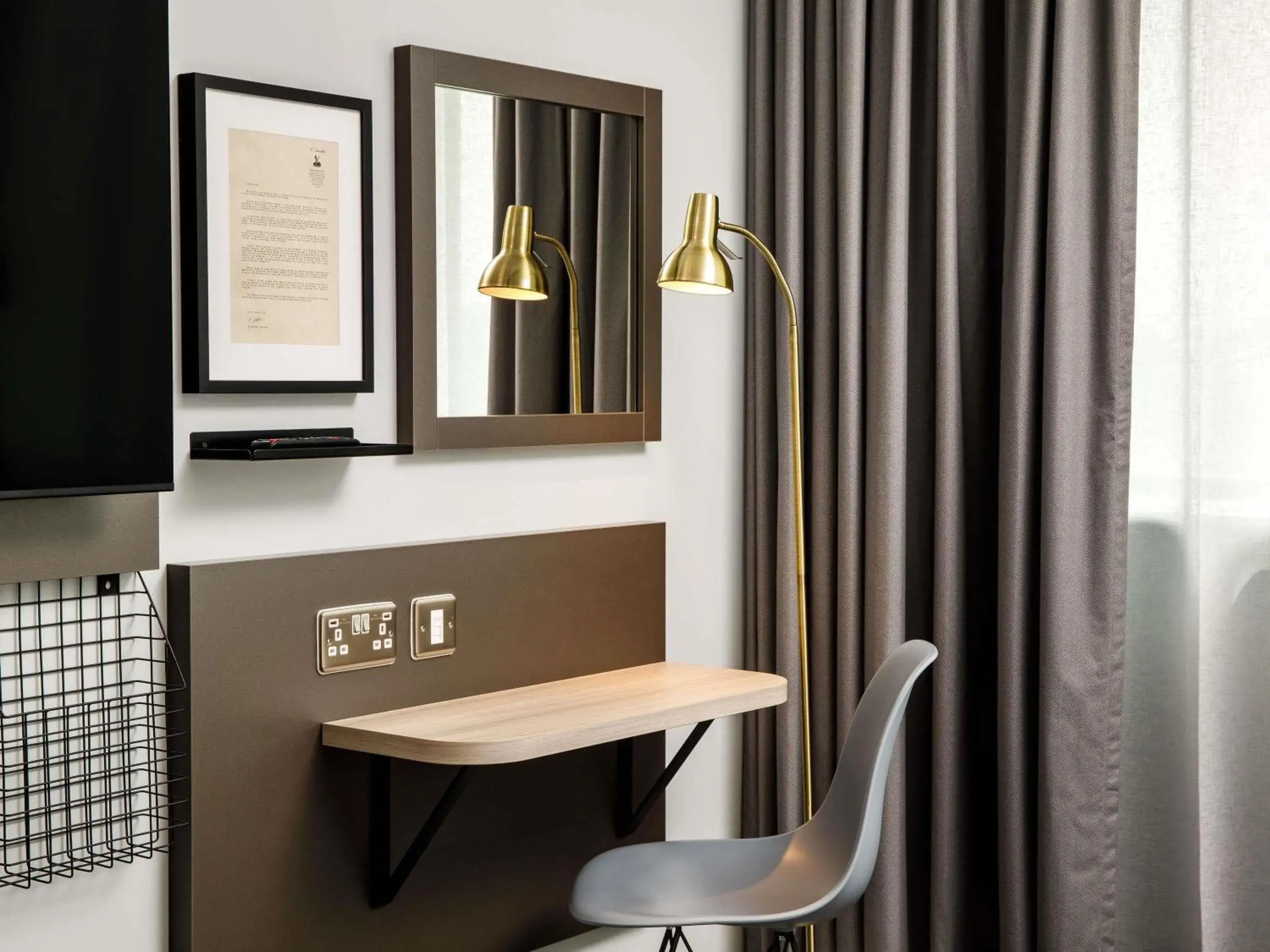 Standard Twin Room with City Side in Mercure Newport Standard Twin Room with City Side in Mercure Newport