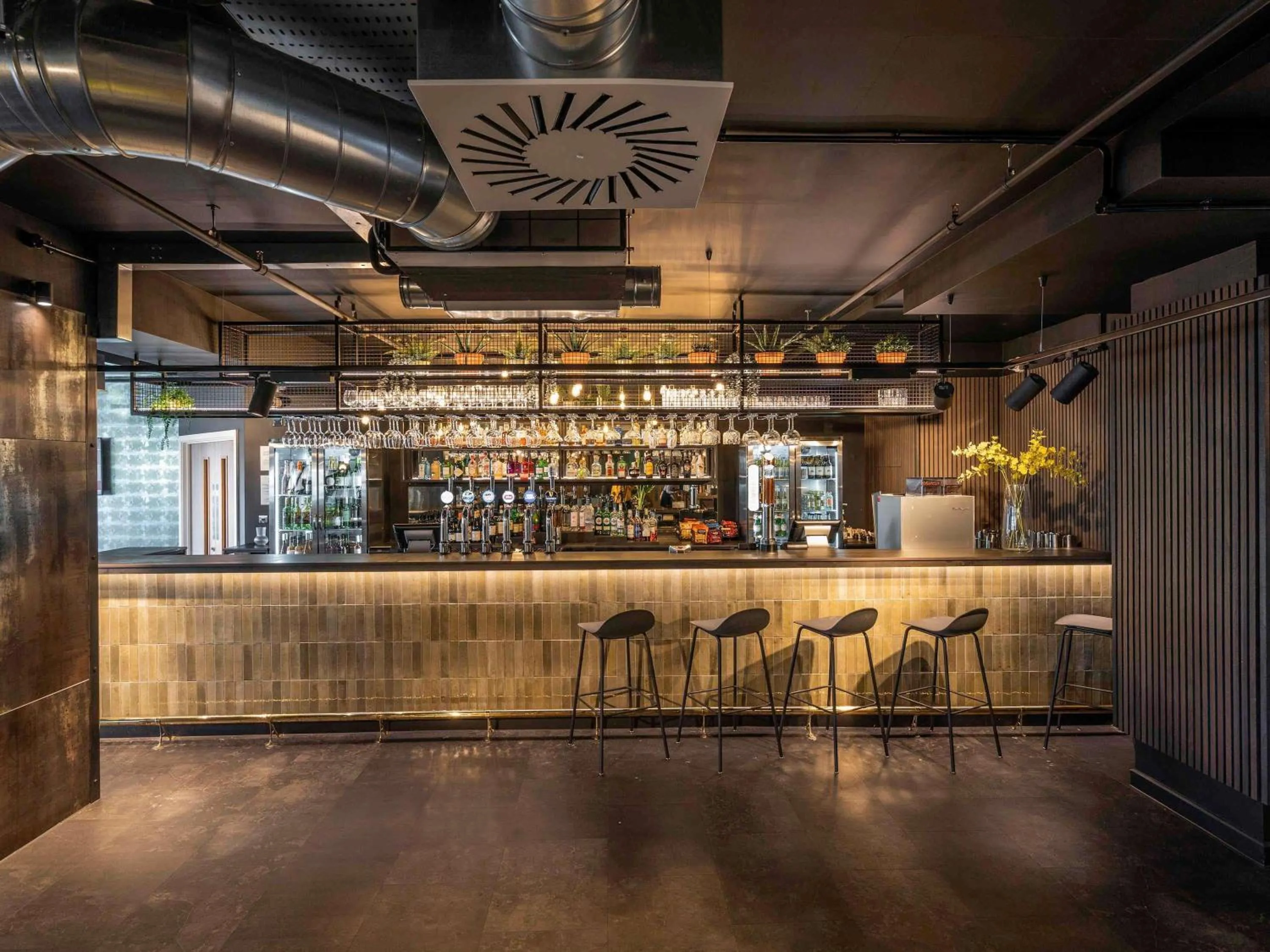 Lounge or bar in Mercure Newport