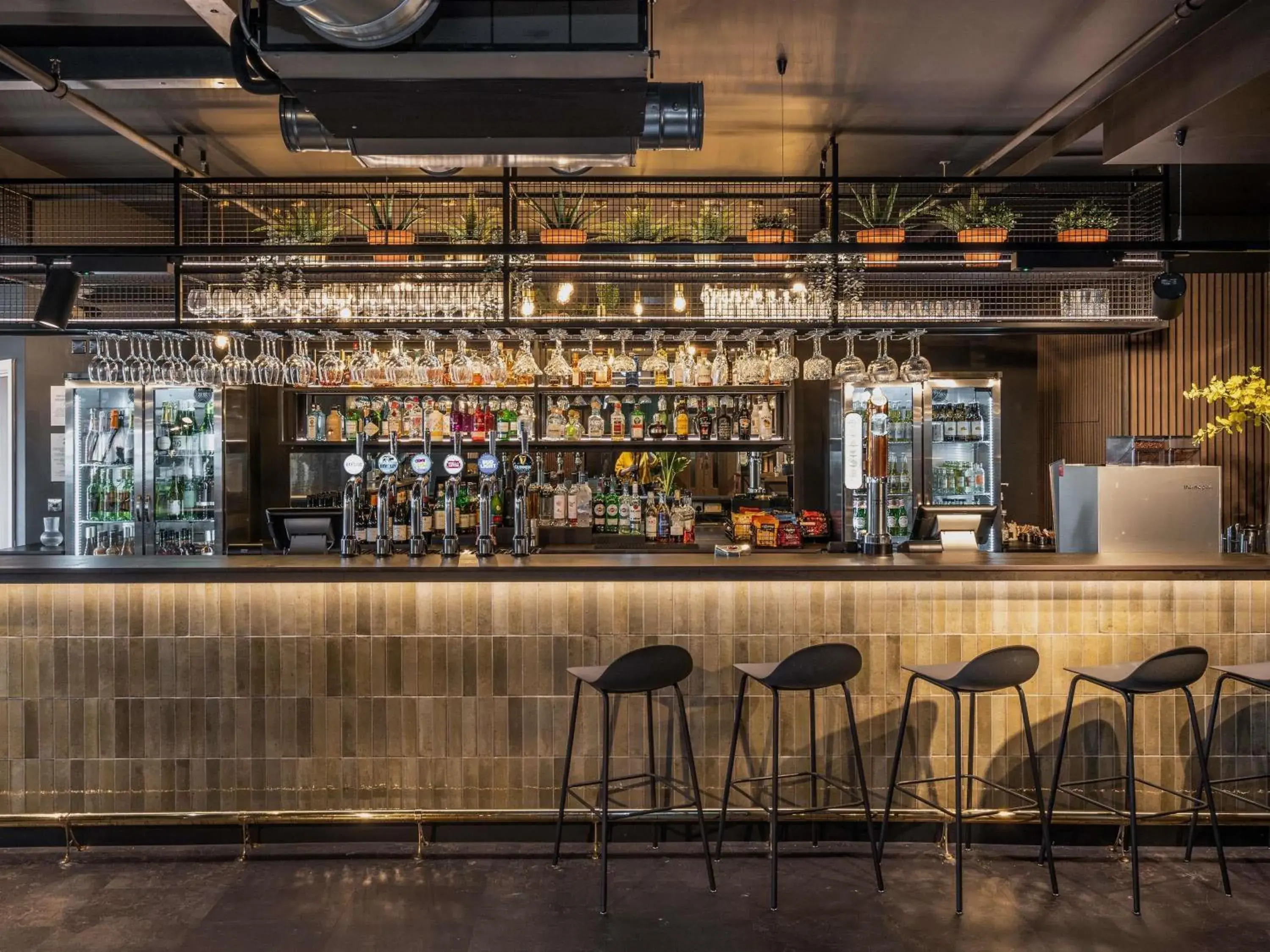 Property building in Mercure Newport Property building in Mercure Newport