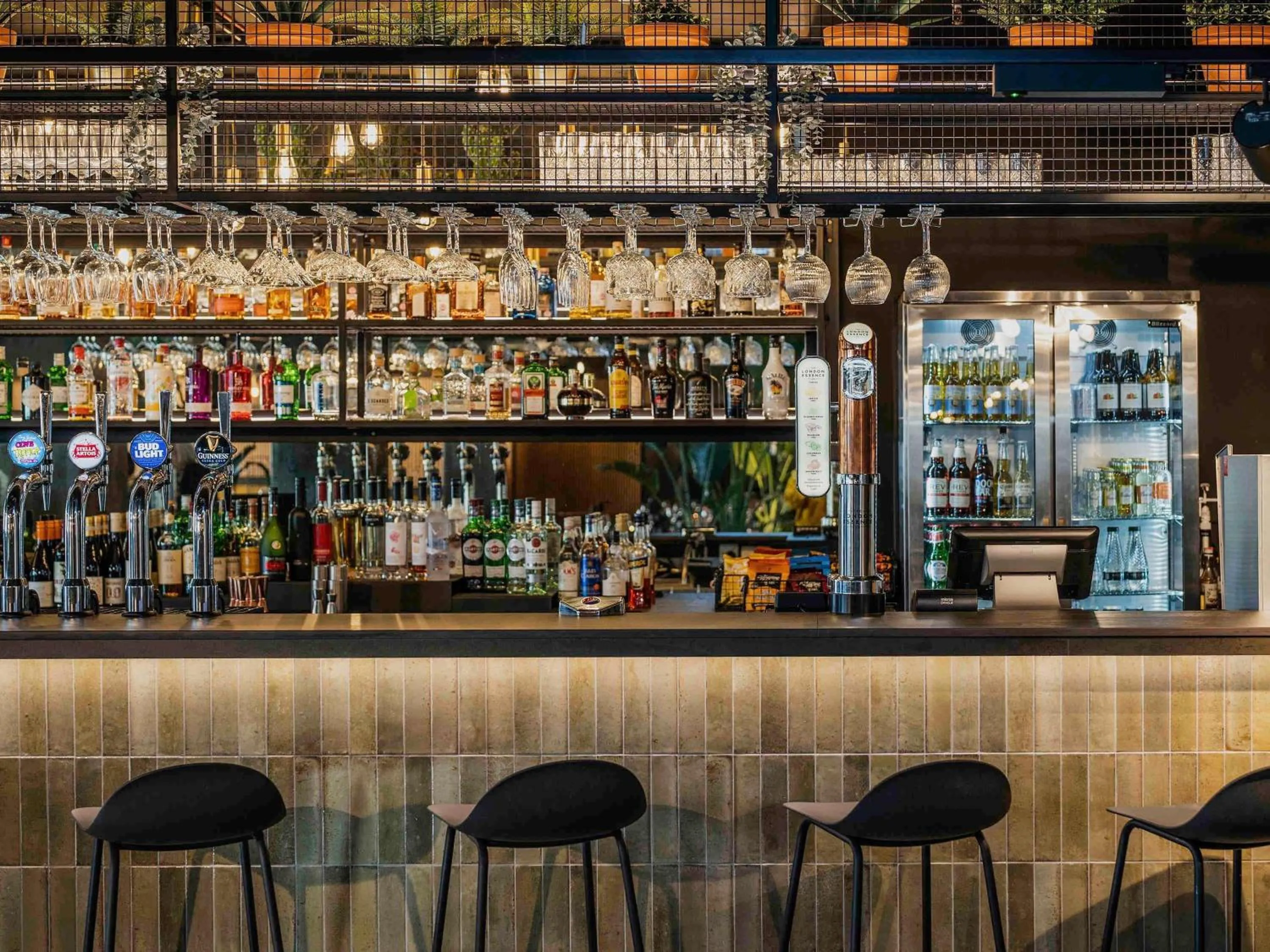 Lounge or bar in Mercure Newport