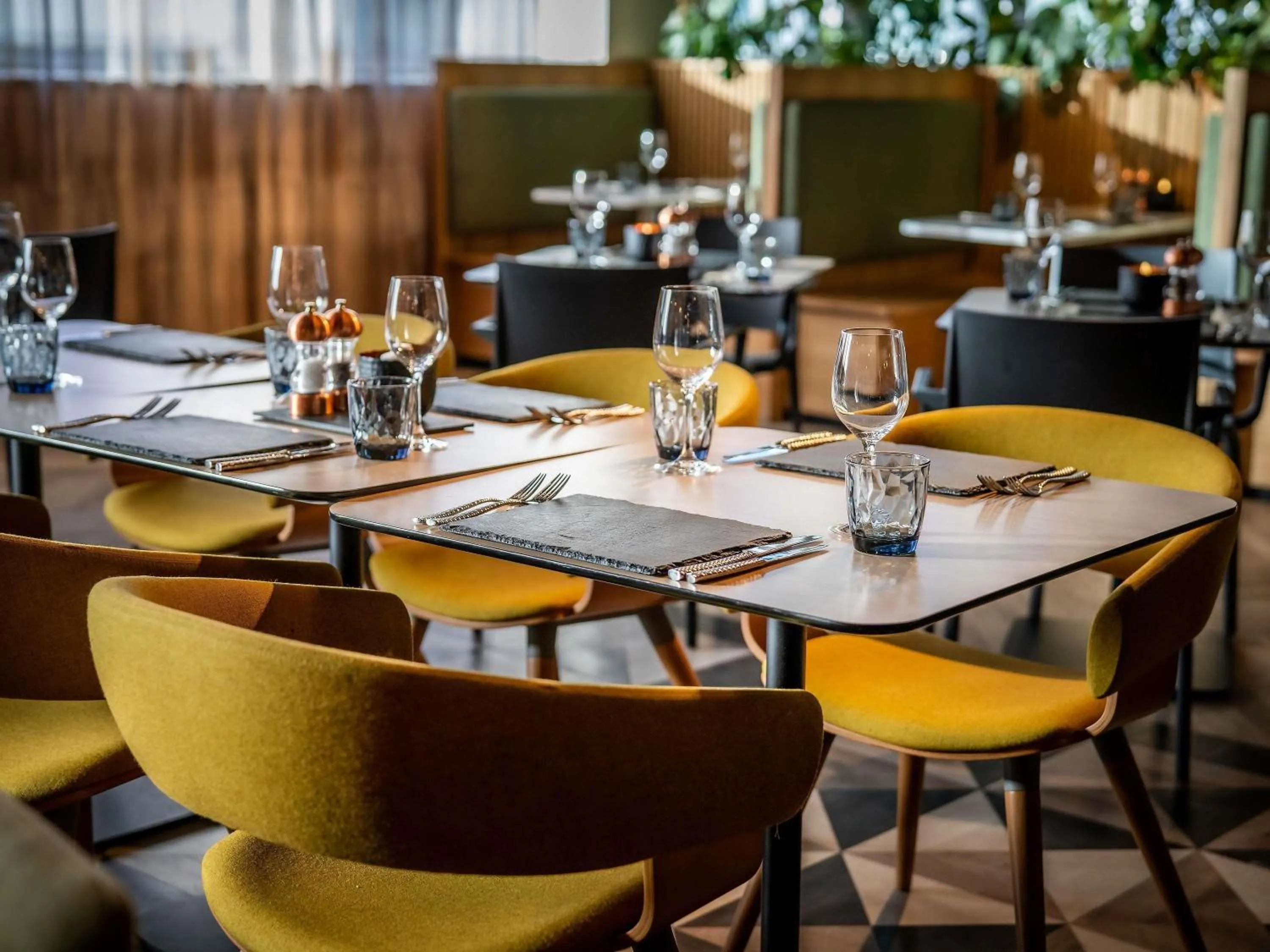 Lounge or bar in Mercure Newport