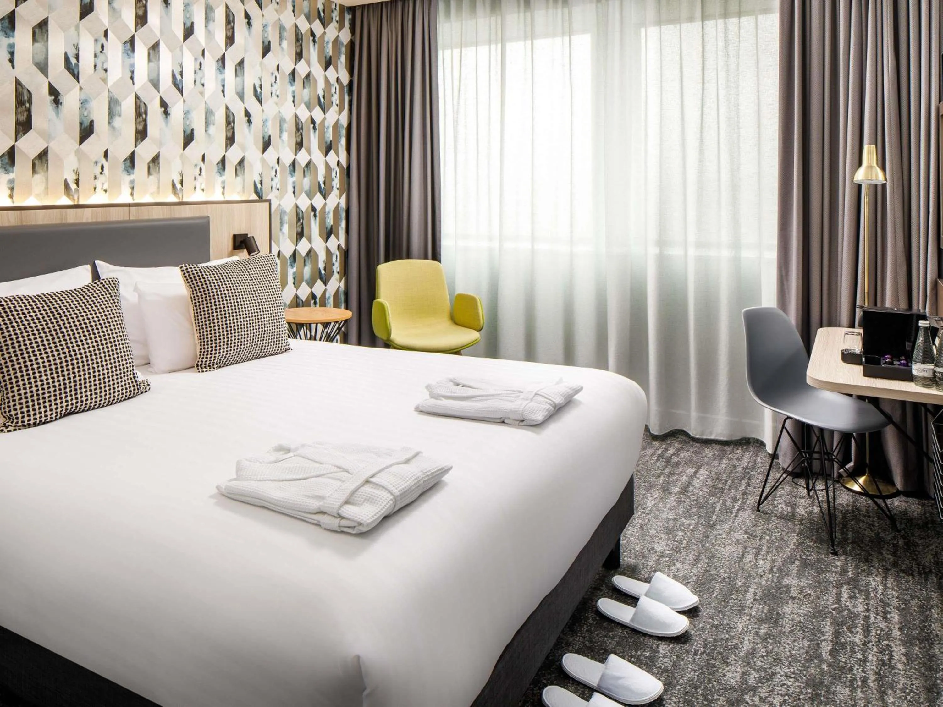 Photo of the whole room, Bed in Mercure Newport